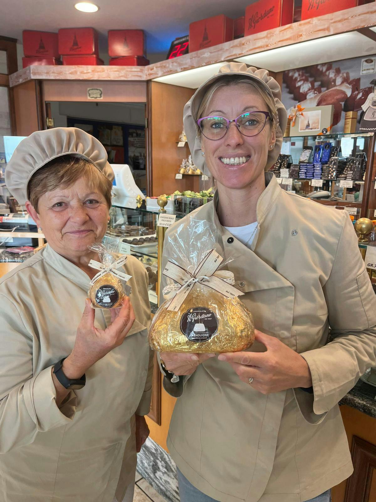 To kvinder, der fremviser chokolade i cellofan.