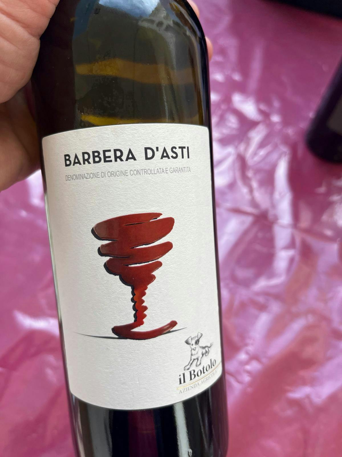 En vinflaskeetiket set tæt på