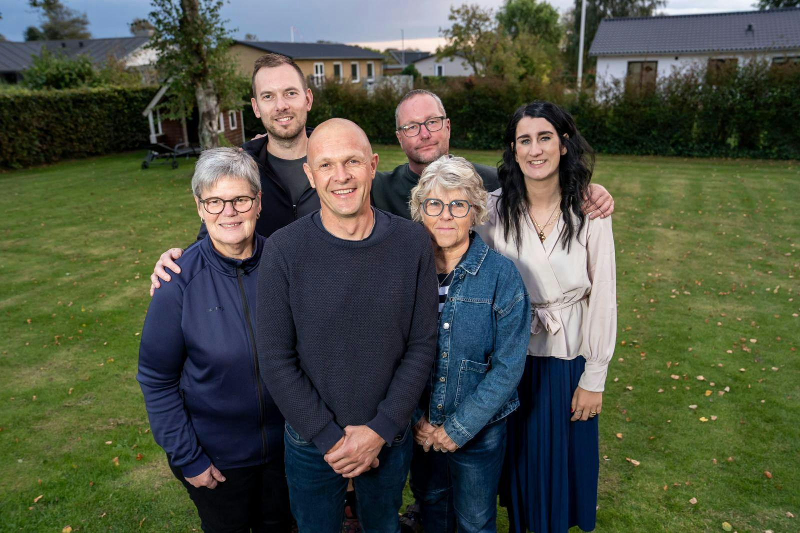 En gruppe mennesker i en have.