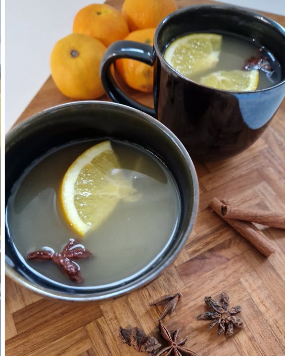 Varm æblecider i gryde og i kopper