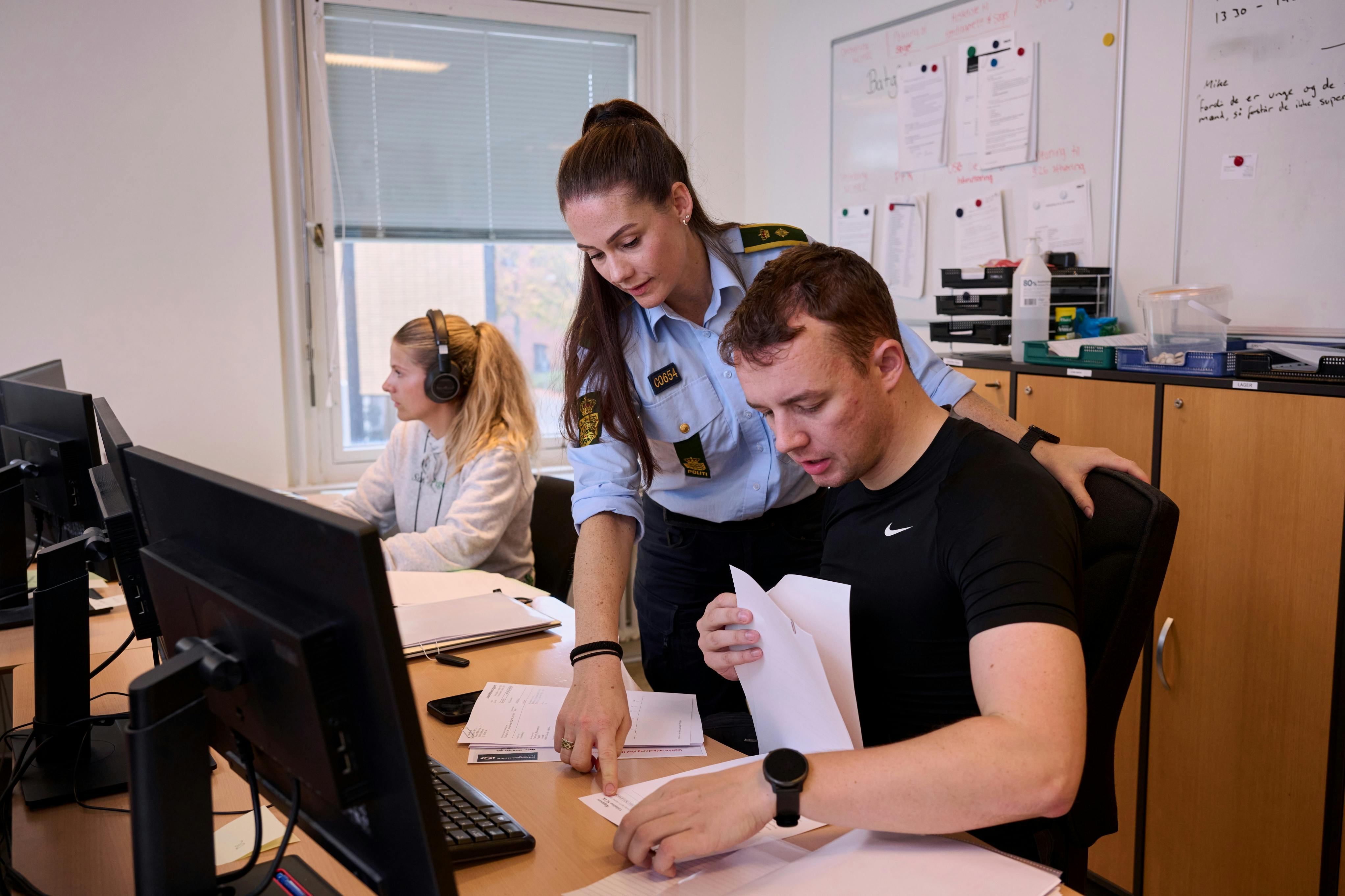 Gitte Hansen med sine kolleger på politistationen i Odense.