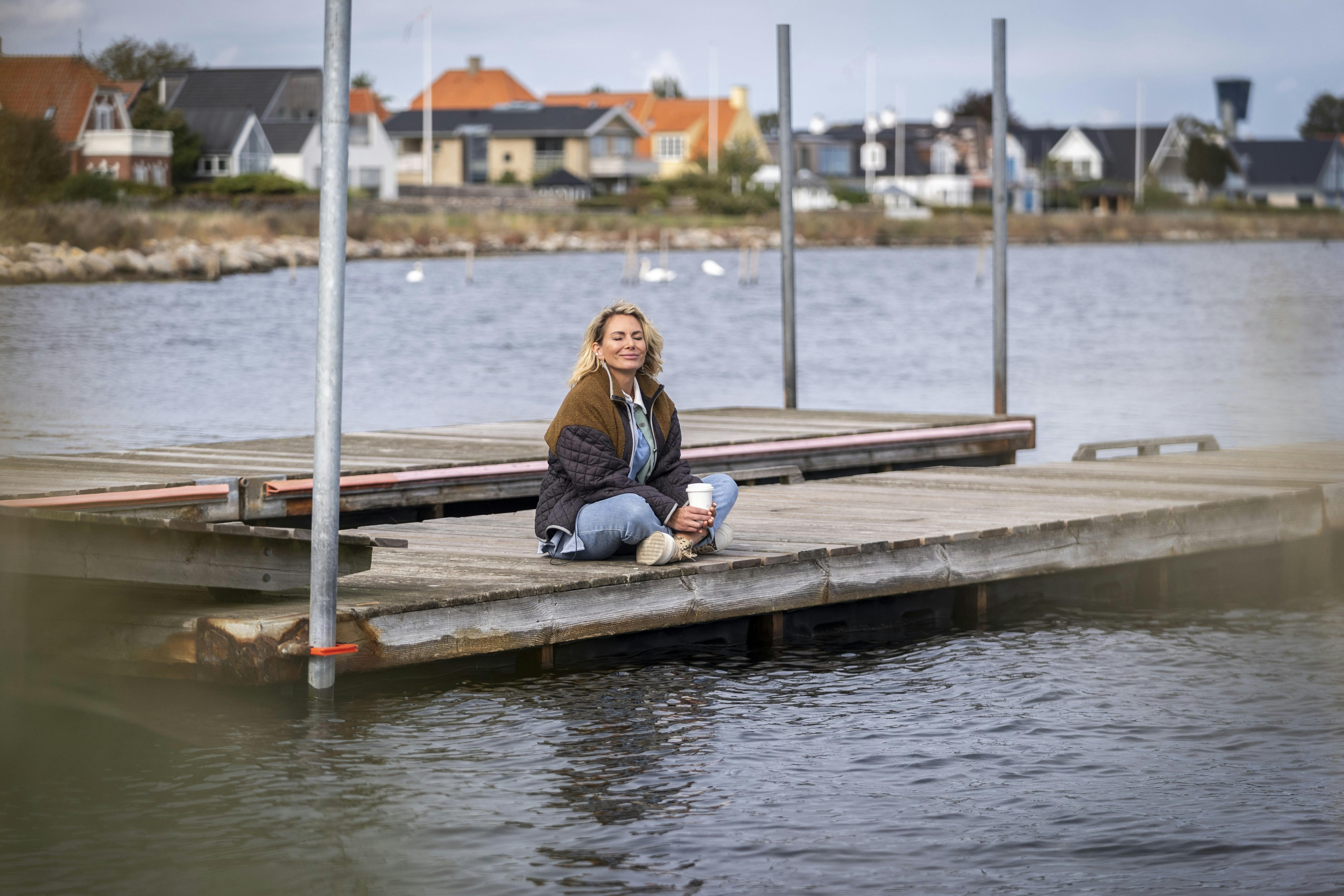 Lene Wakefield drikker kaffe ved vandet