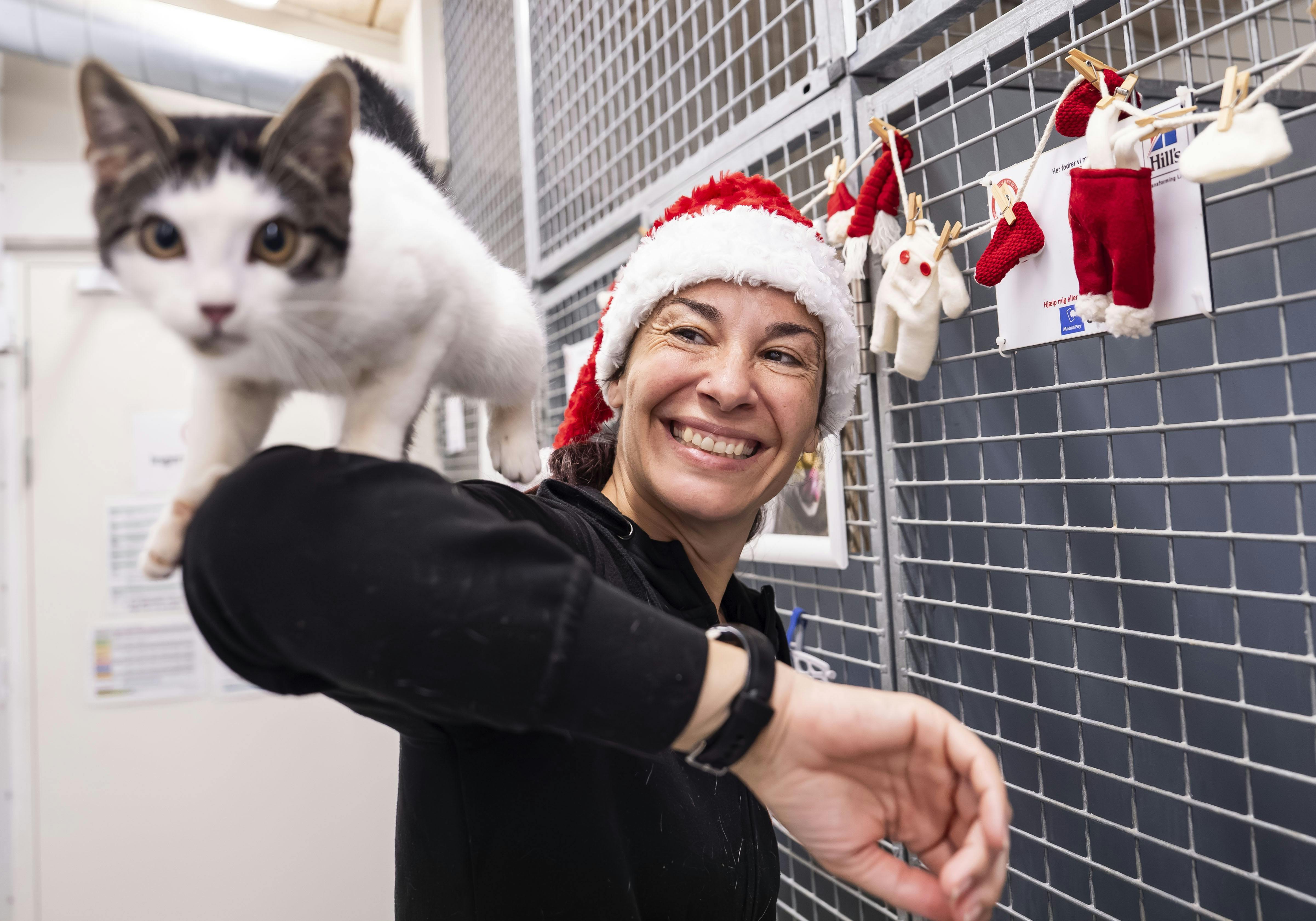 Dyrepasser Céline Dejean med killingen Jens. 