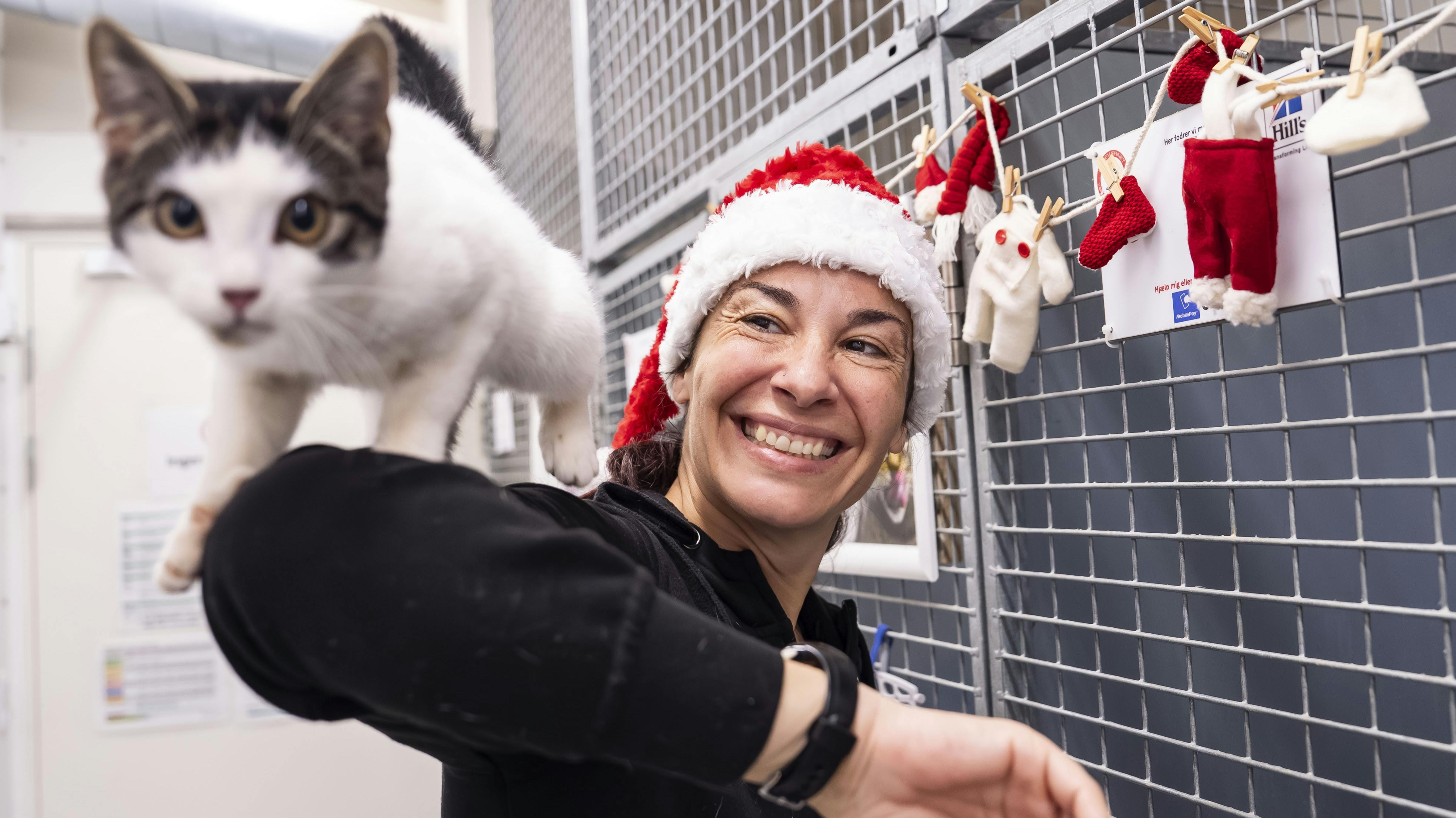 Dyrepasser Céline Dejean med killingen Jens.