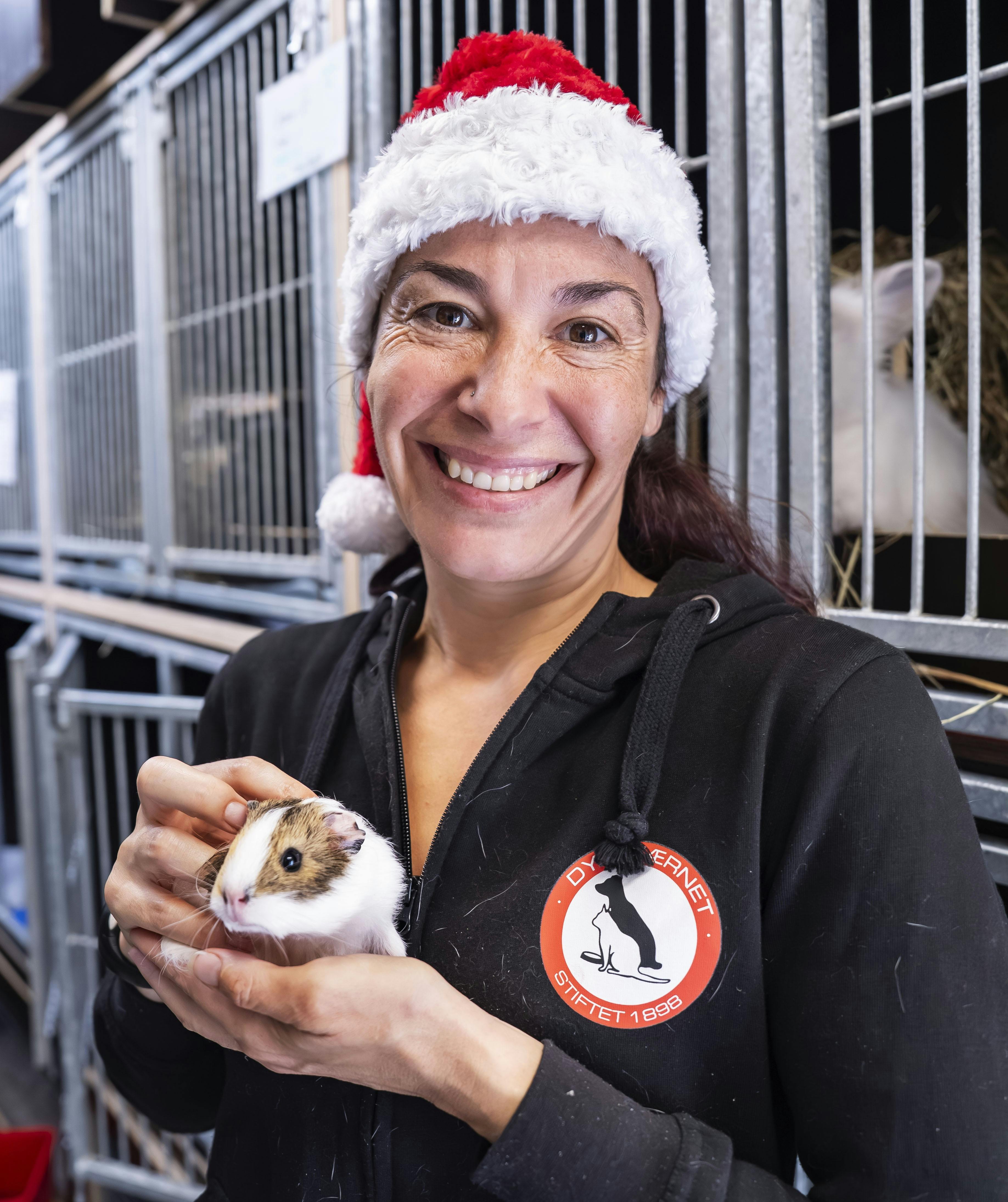 Dyrepasser Céline Dejean med et hittedyr.