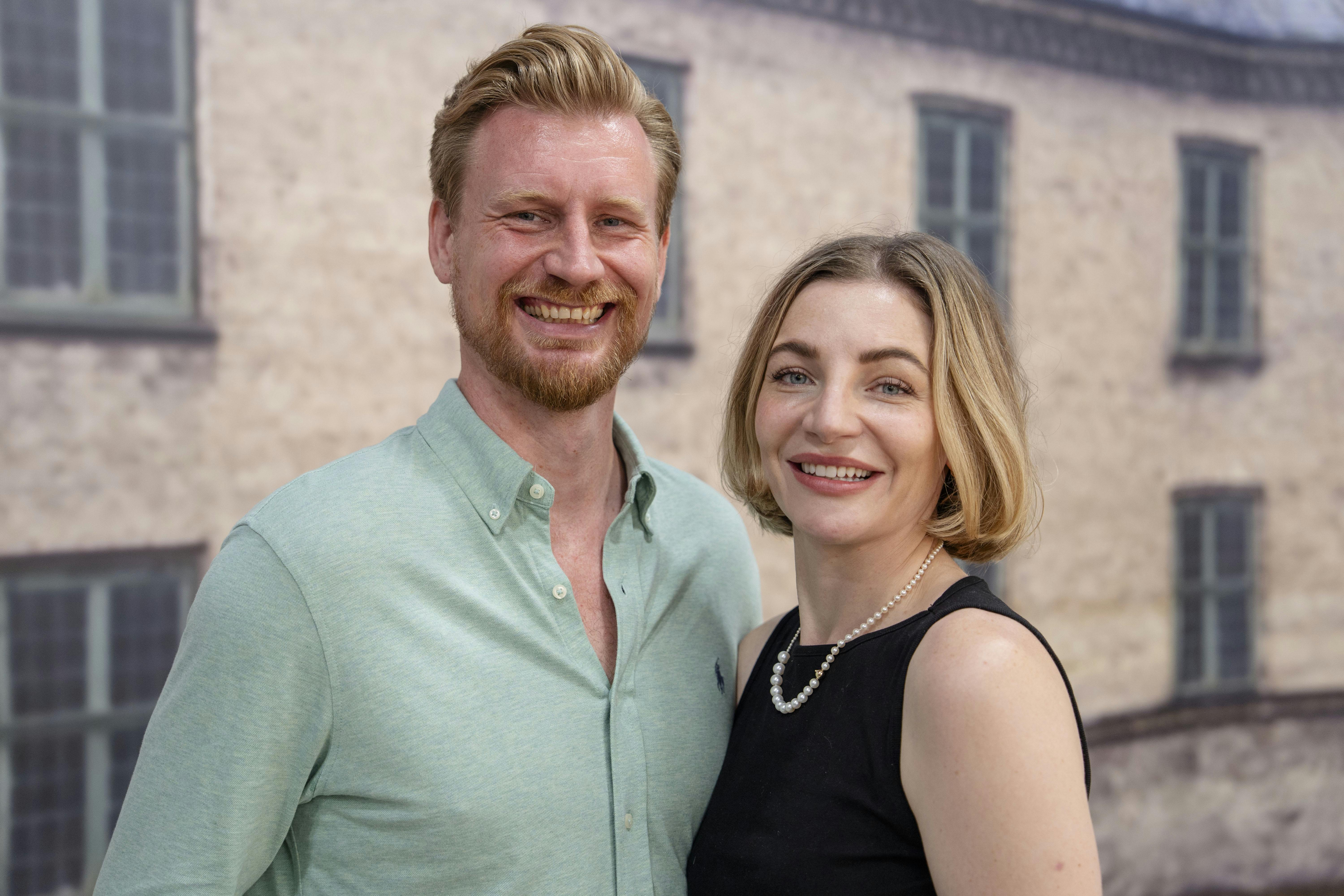 Molly Egelind og Andreas Jebro som Anna og doktor Jens Fischer i "Sygeplejeskolen" på TV 2 Charlie og TV 2 Play