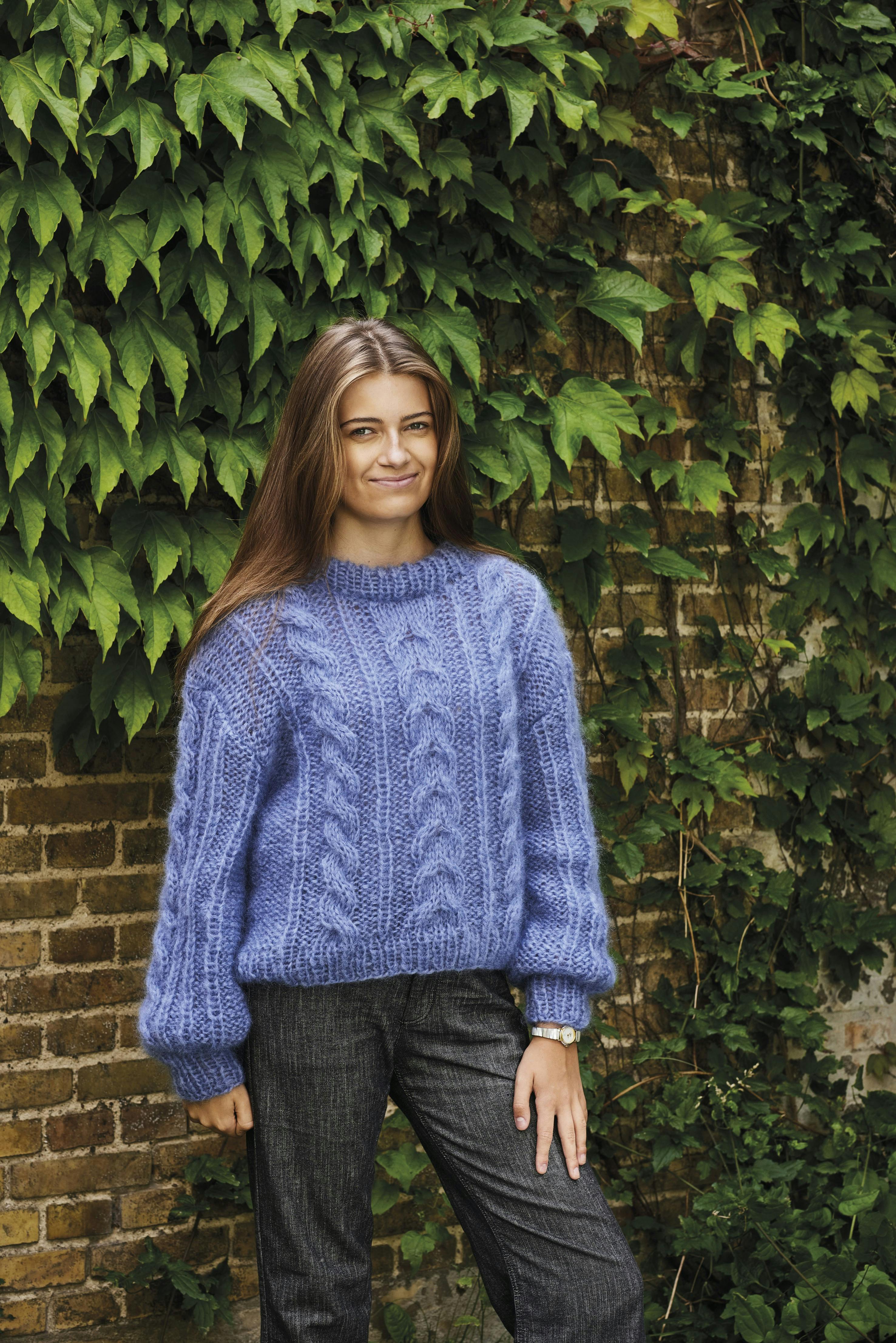 Sweater i to tråde med snoninger fra Permin.