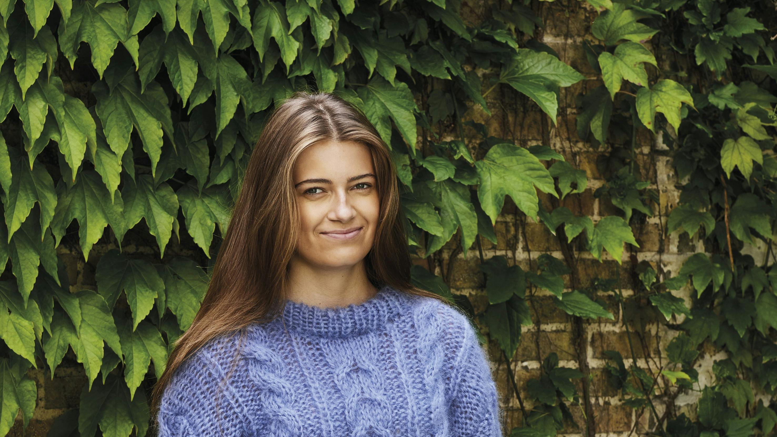 Sweater i to tråde med snoninger fra Permin.