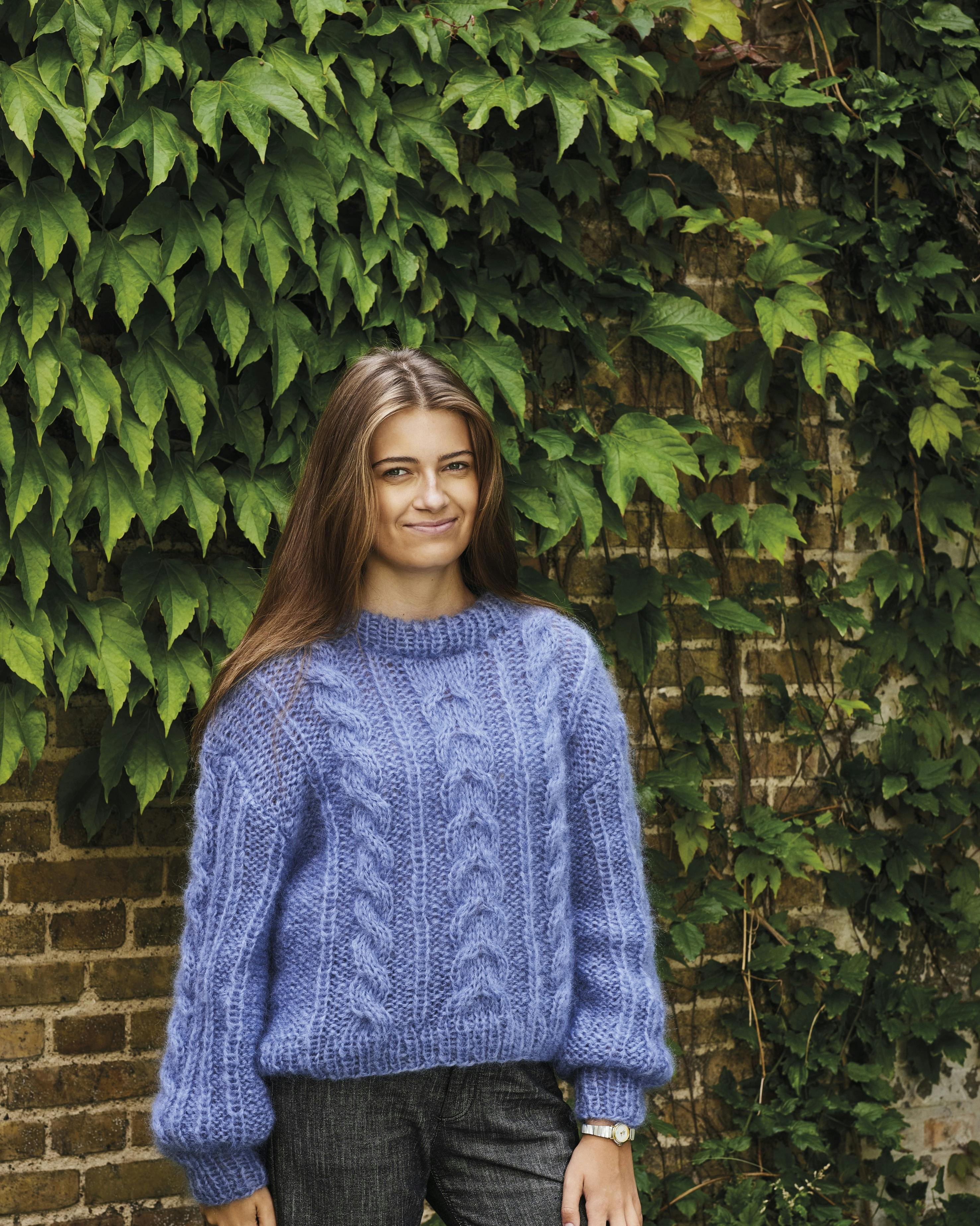 Sweater i to tråde med snoninger fra Permin.