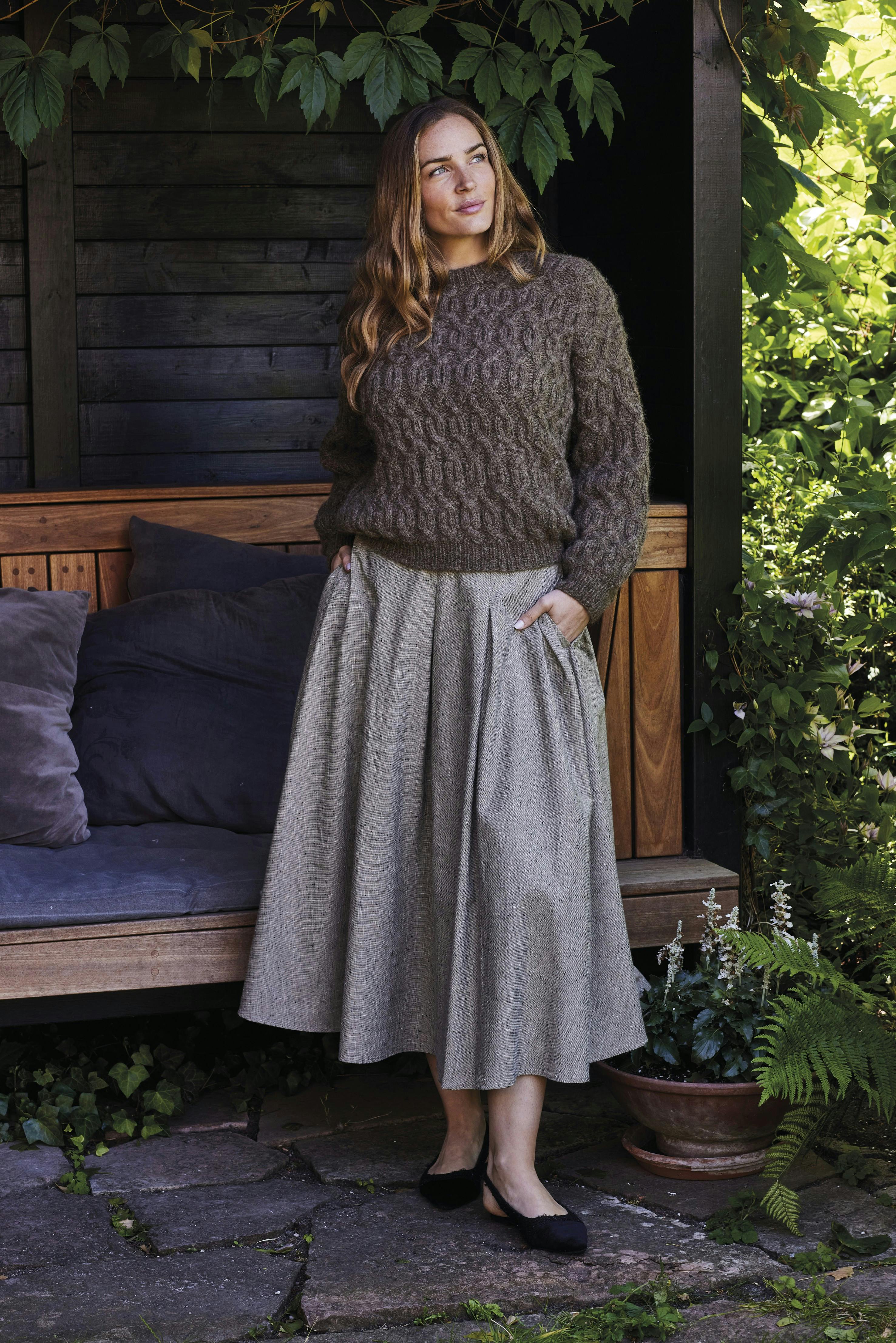 Sweater i en enkelt tråd med snoninger fra Permin.