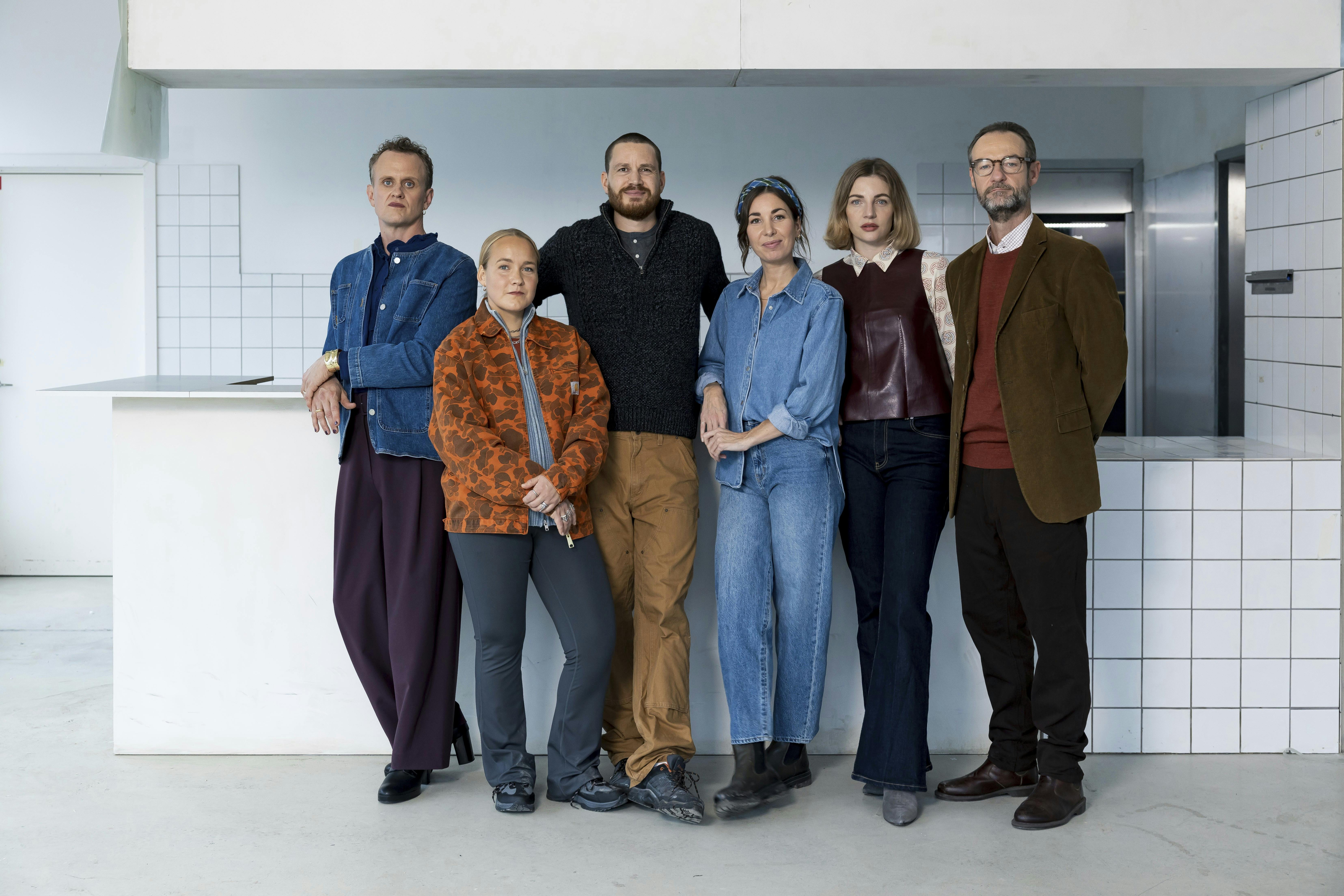 Morten Brovn, Jessica Dinnage, Jesper Zuschlag, Julie Rudbæk, Molly Egelind og Anders Brink Madsen spiller de bærende roller i sæson 2 af den humoristiske dramaserie "Bag enhver mand" på DR1.