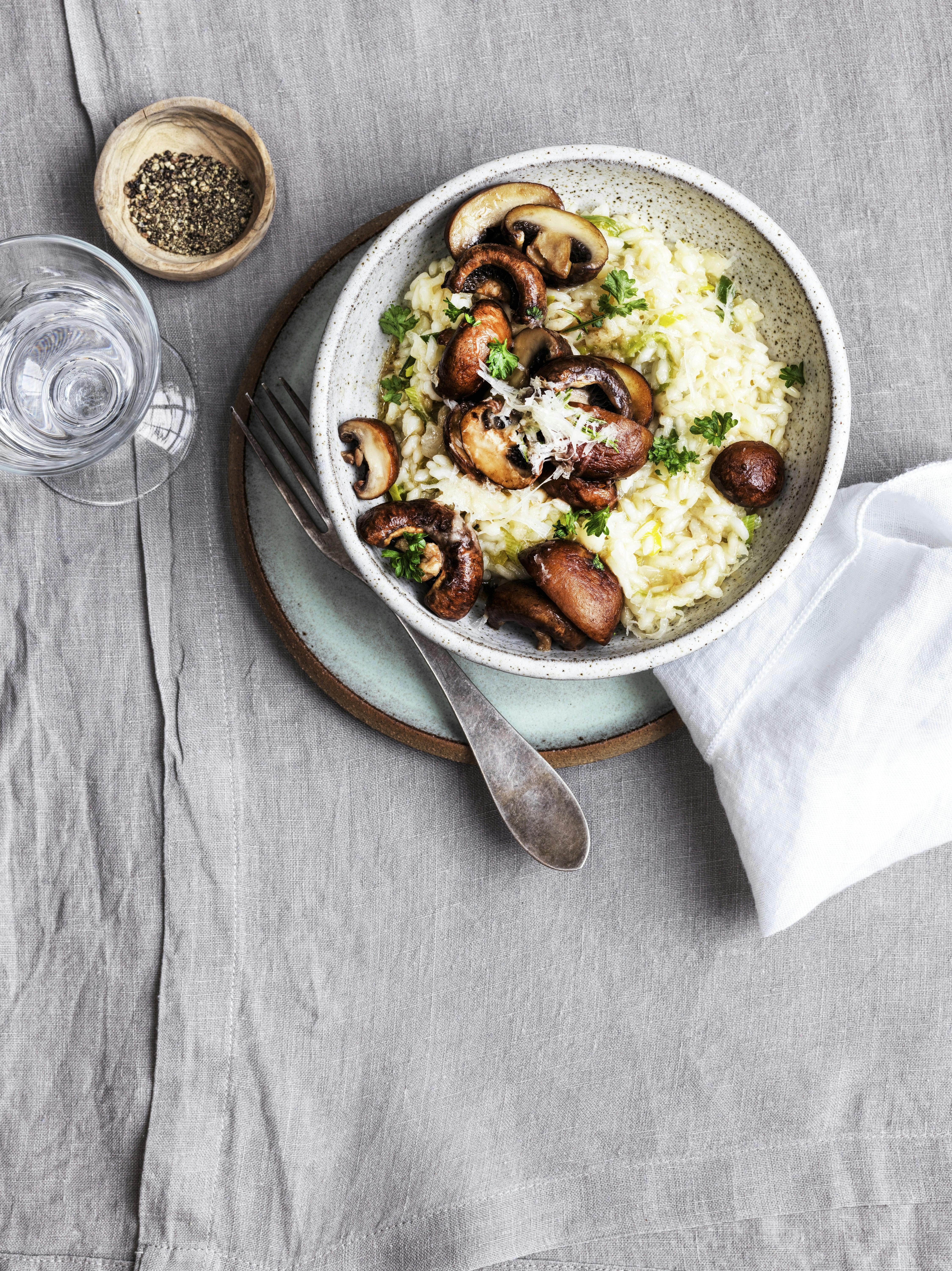 Billede af parmesanris med stegte svampe og persille.