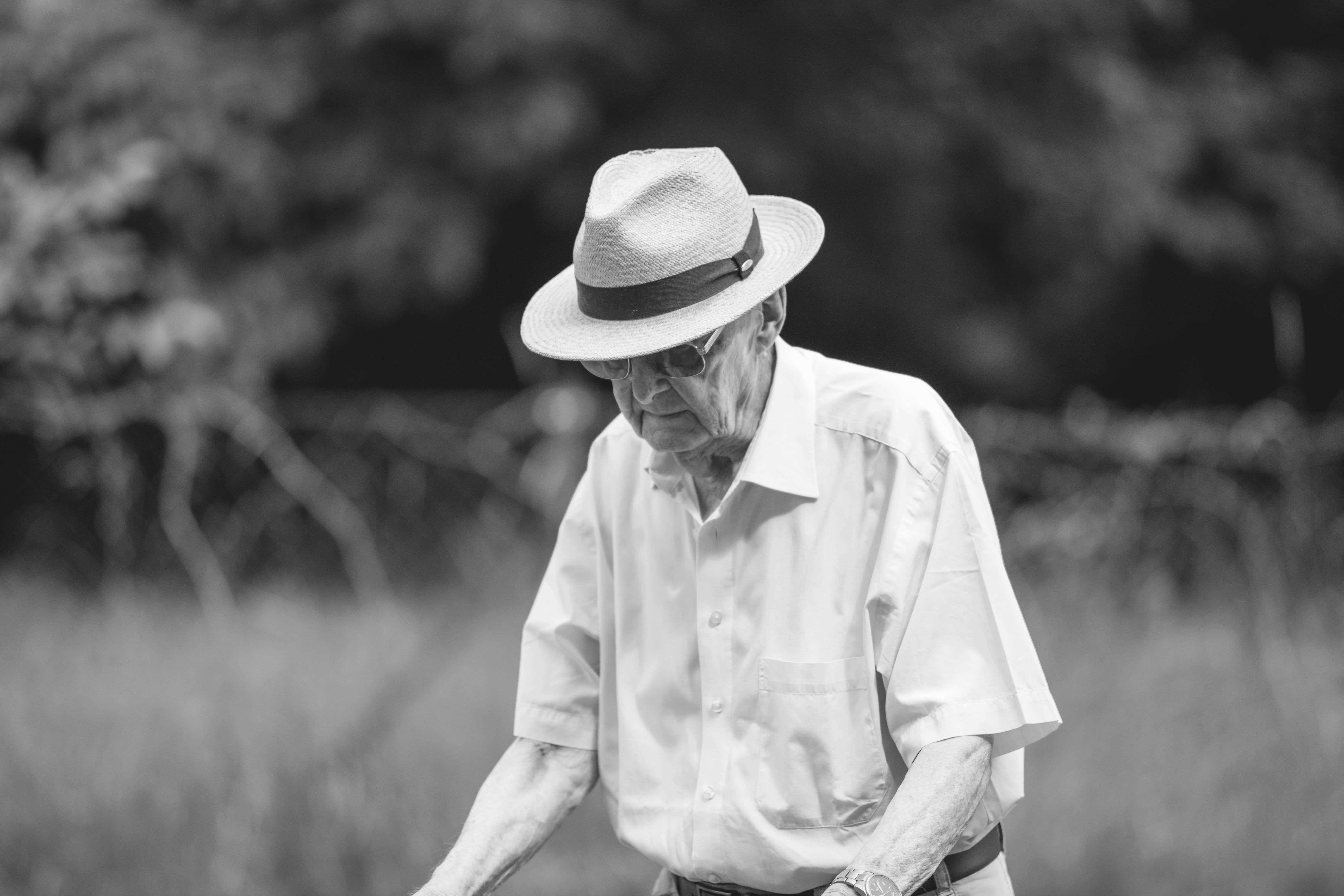 Ældre mand går tur