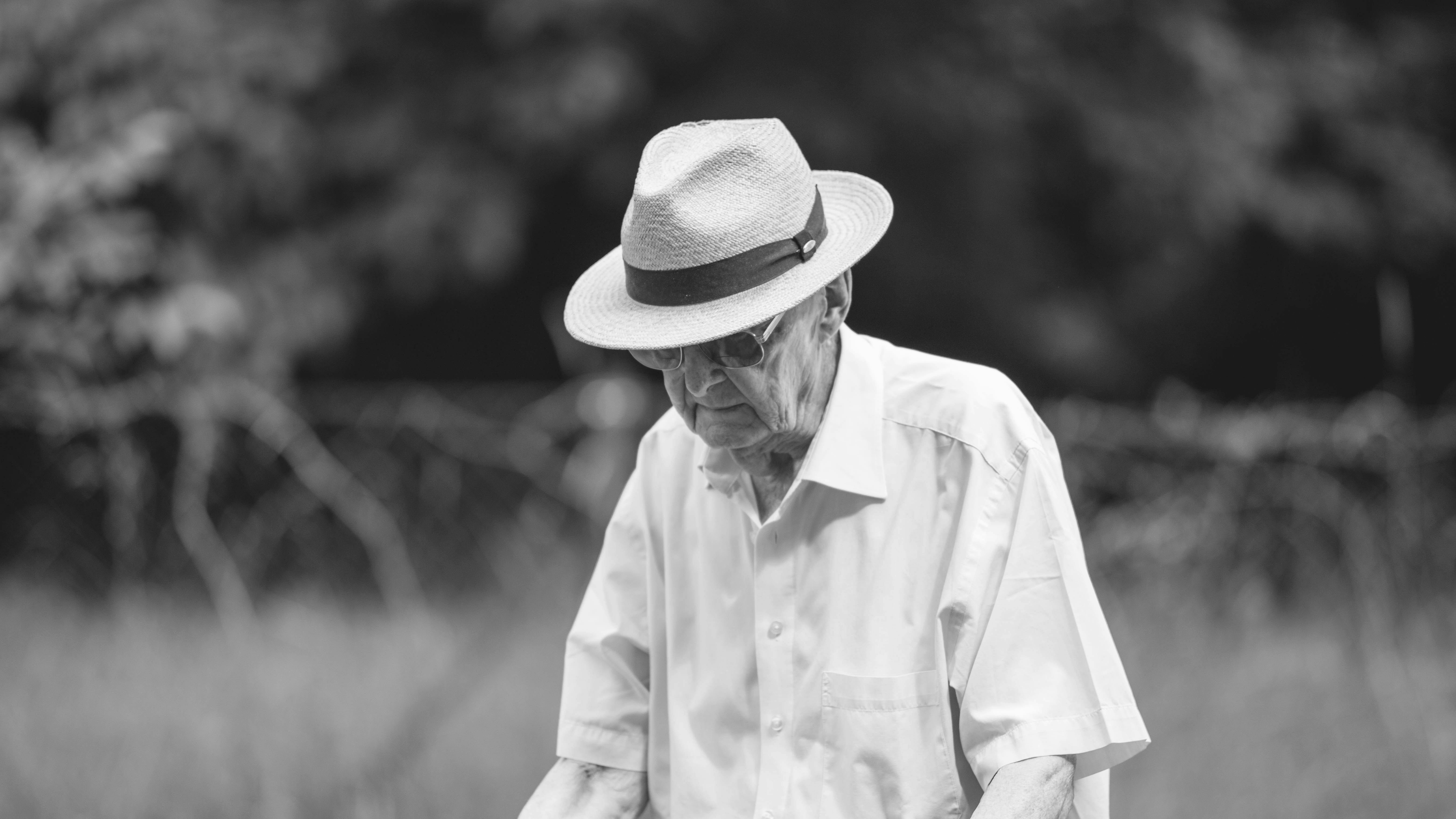 Ældre mand går tur