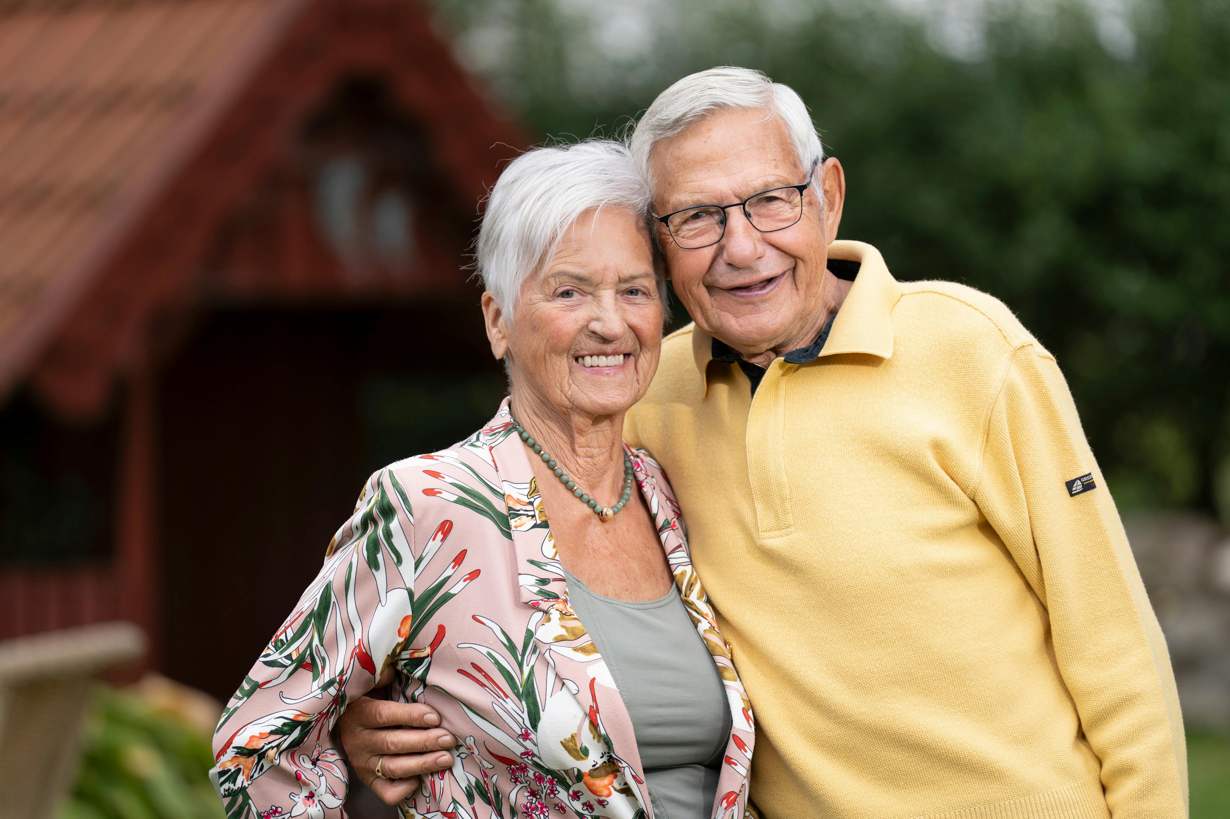 Marie og Erik i deres have.