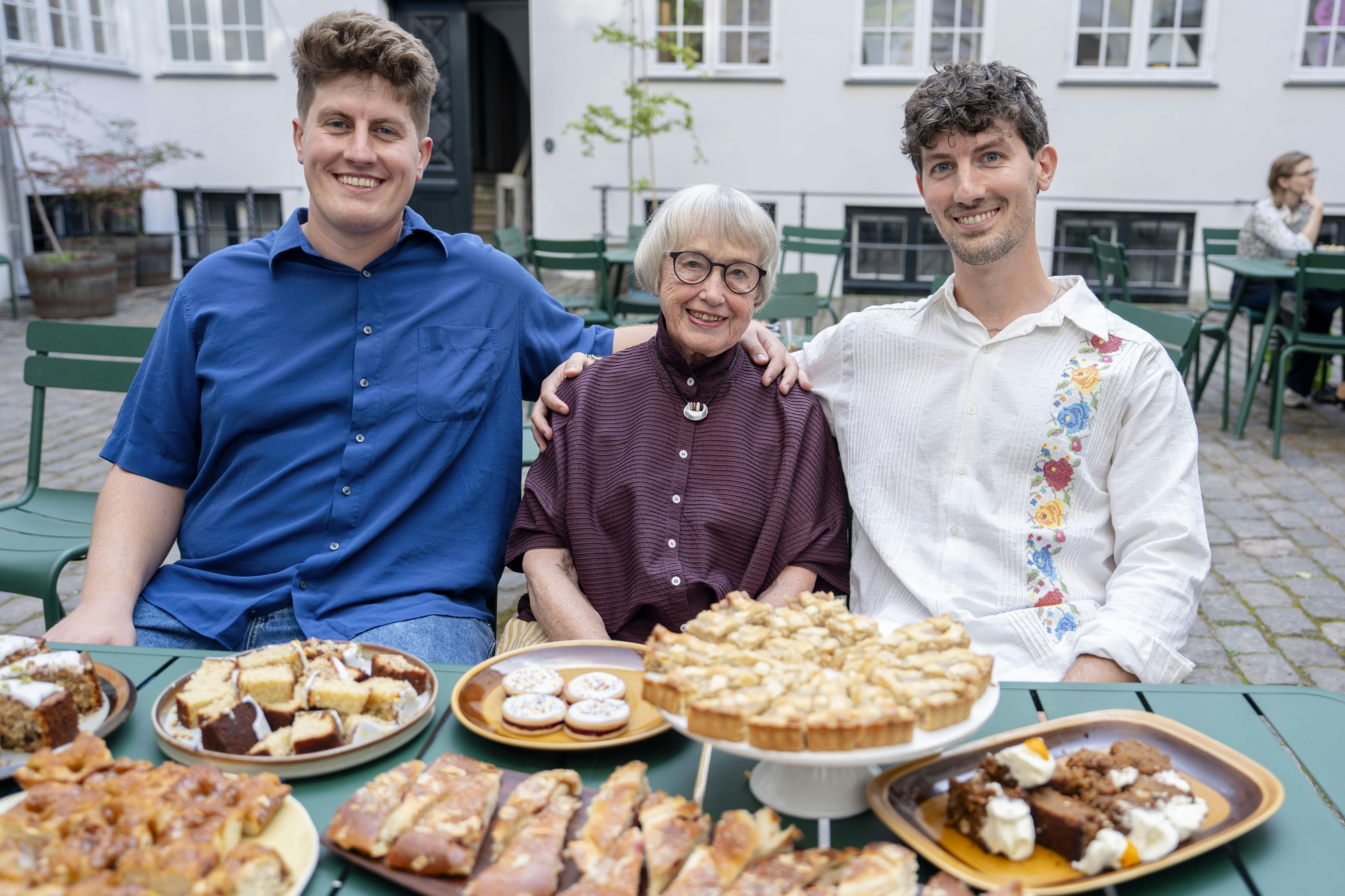 Jonas og Anton Dahl Grue - kendt fra henholdsvis "Bachelorette" og "Den store bagedyst" - med deres mormor, Anna-Mette Grue.