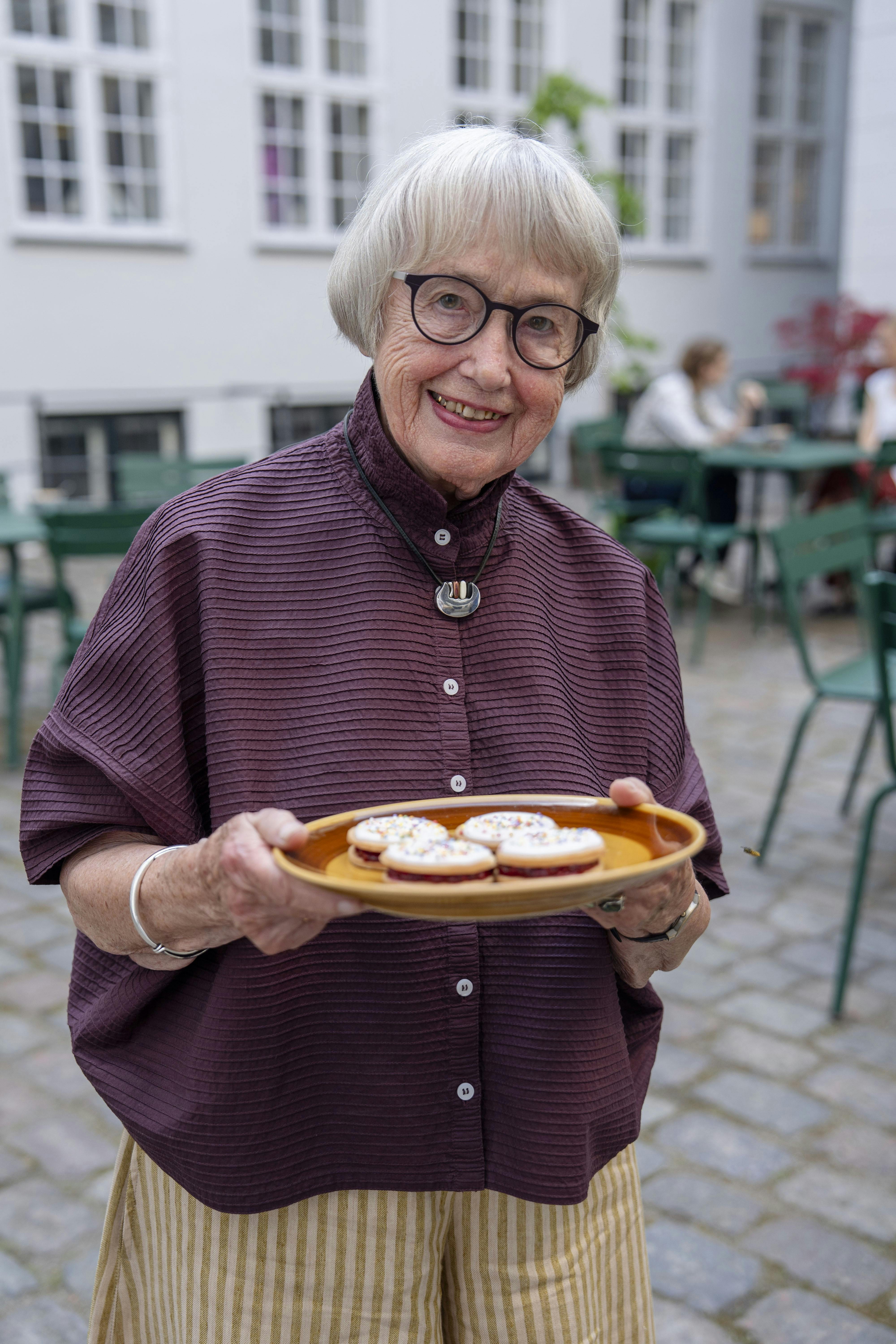 Anna-Mette Grue - mormor til de bageglade, tv-kendte brødre Jonas og Anton Dahl Grue - med et fad medaljer.