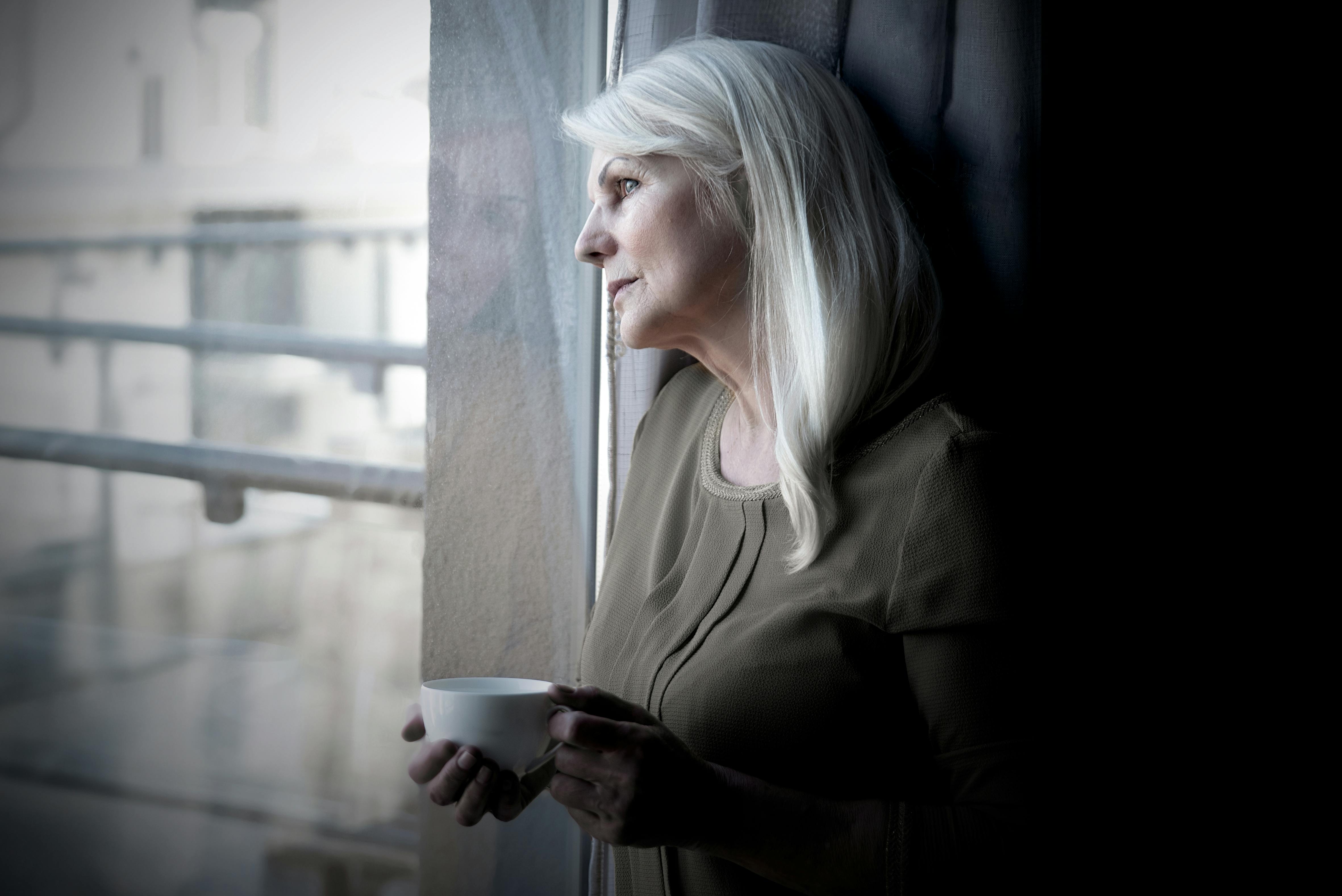 Trist kvinde med knogleskørhed