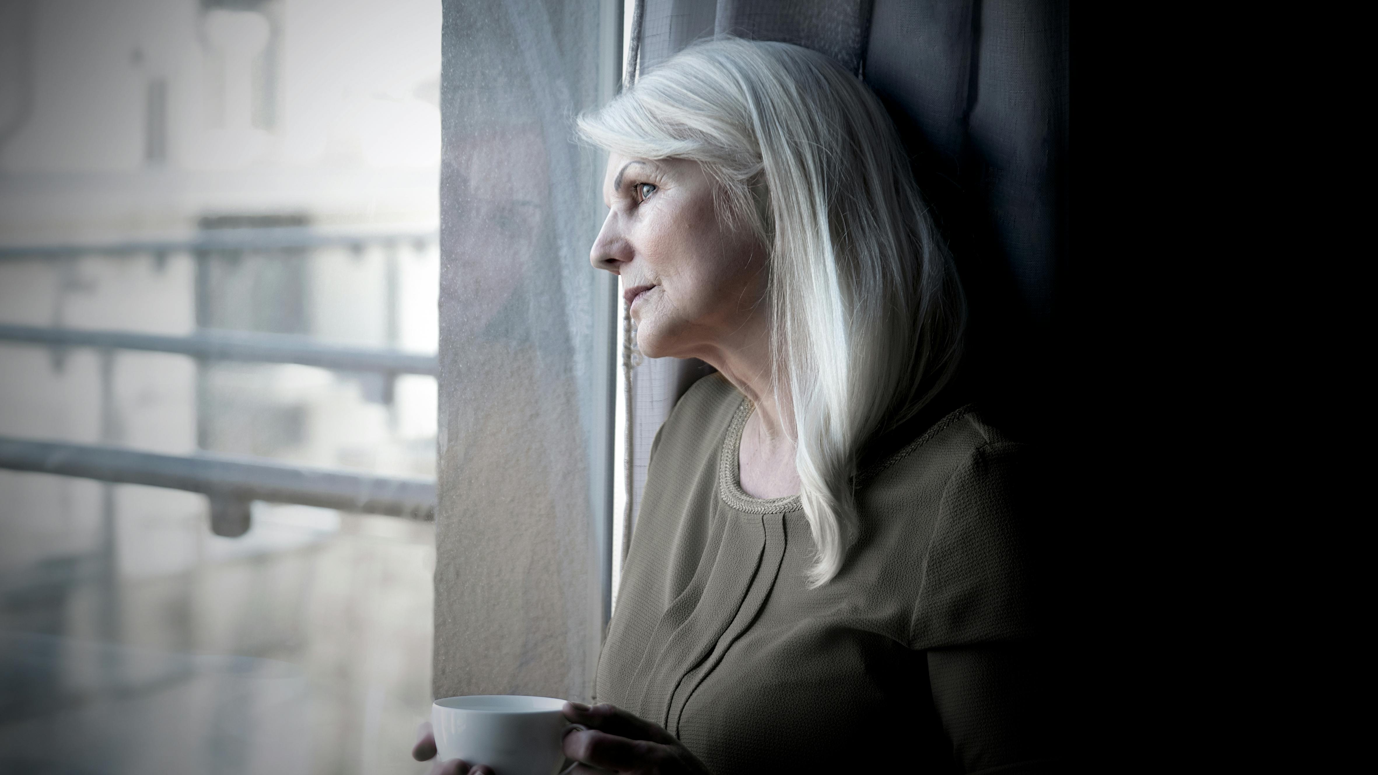 Trist kvinde med knogleskørhed