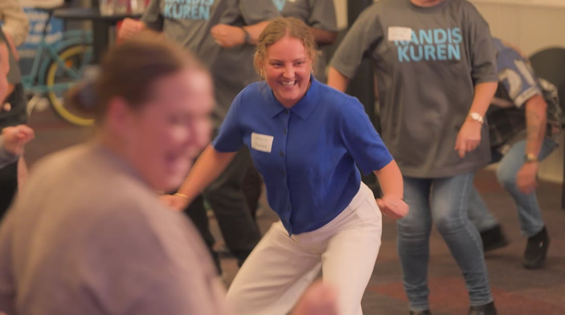 Camille Engdal Mortensen bød med sin kollega Louise Tranberg også på lidt træning af de fremmødte, da afslutningsarrangementet i Kandiskuren løb af stablen i København.