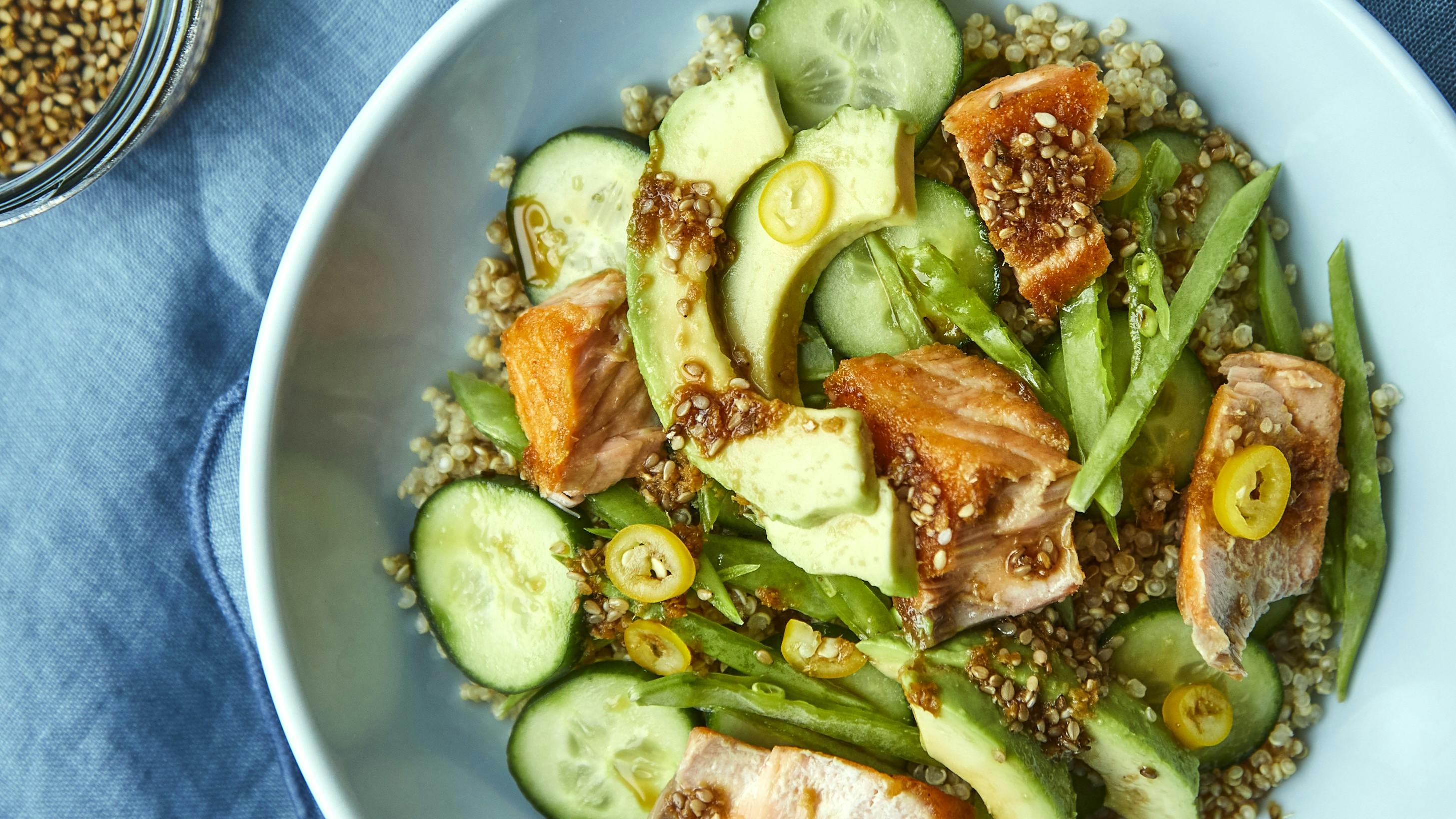 Laksebowl med ingefærdressing.