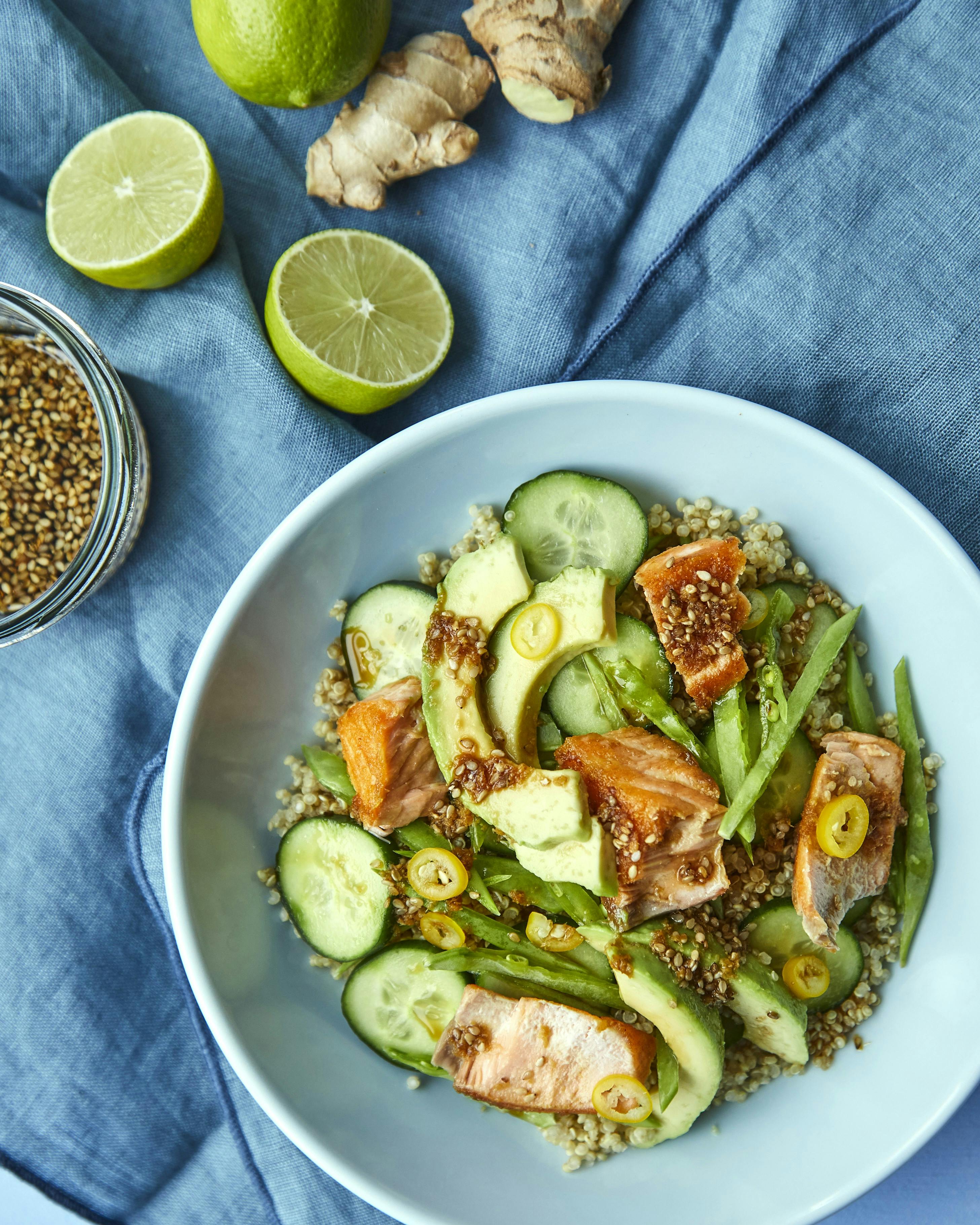 Laksebowl med ingefærdressing.