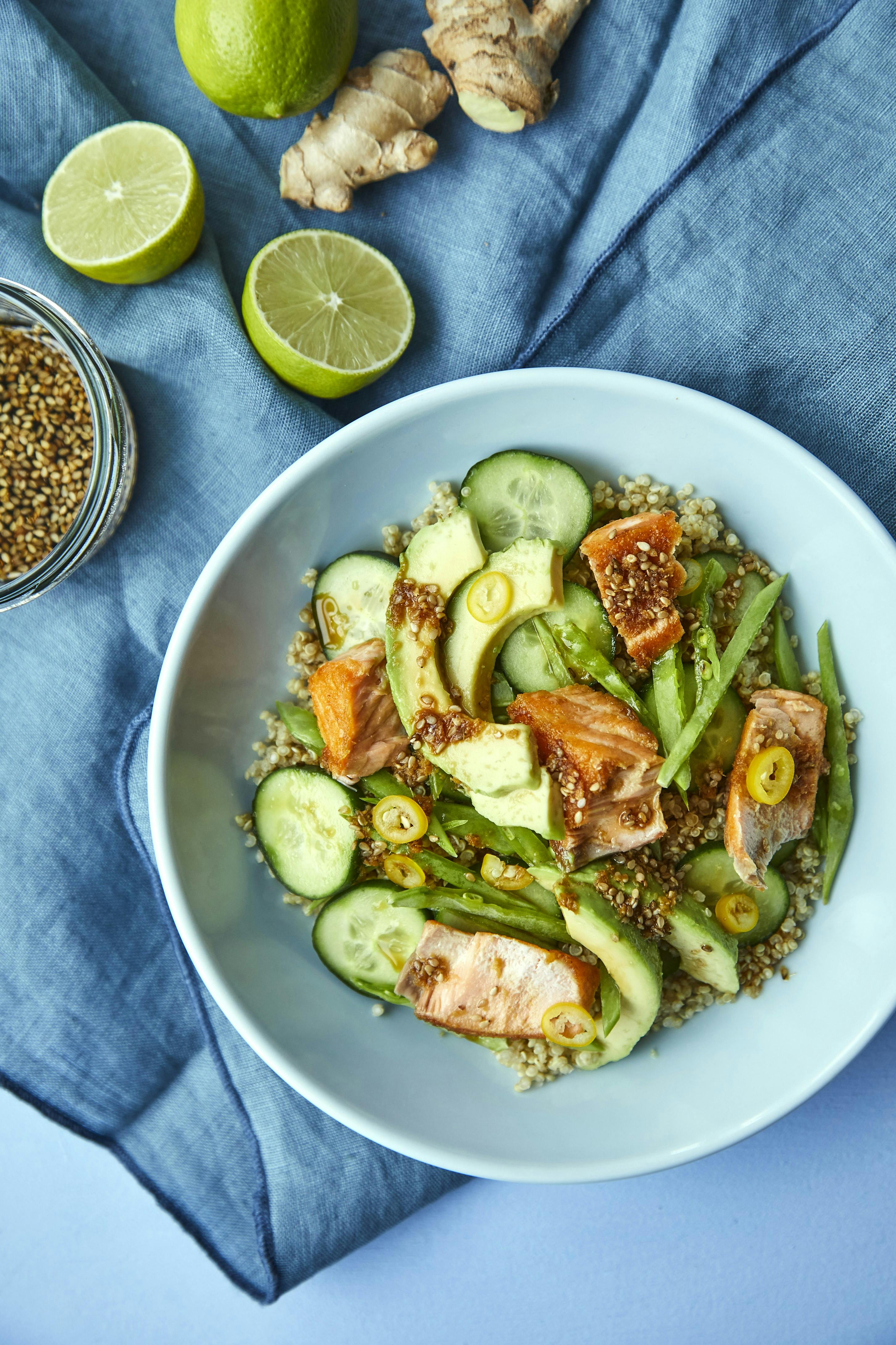 Laksebowl med ingefærdressing.