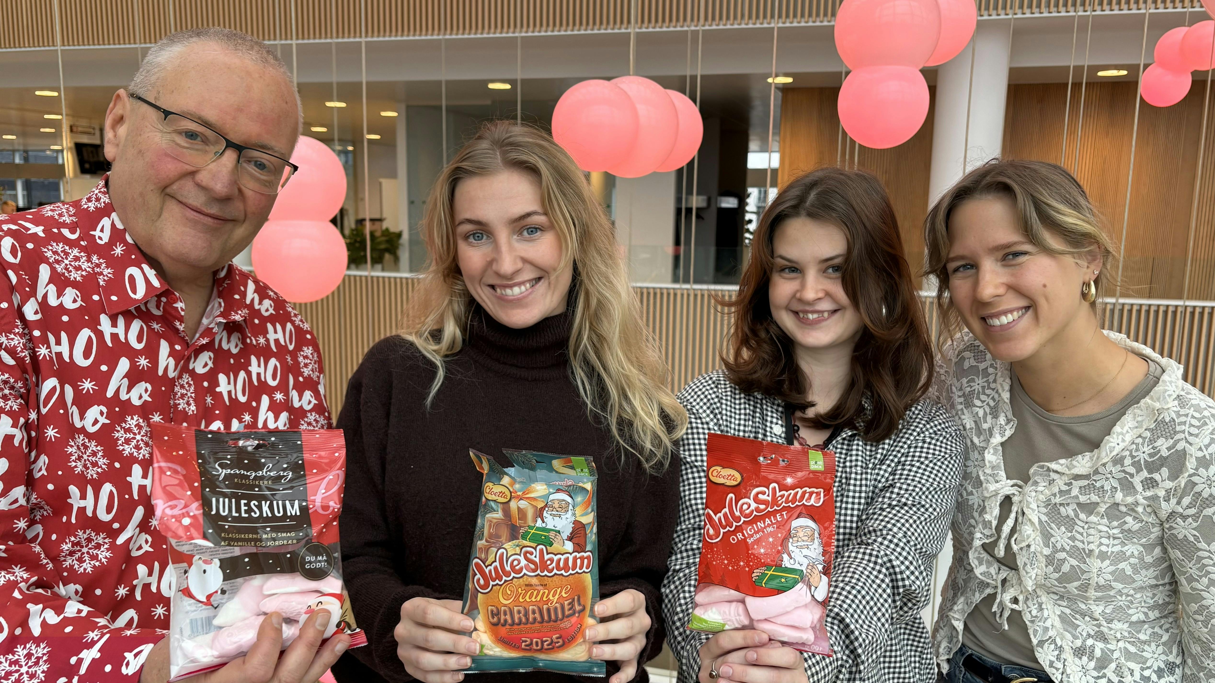 Familie Journals journalister står med juleskum i hænderne