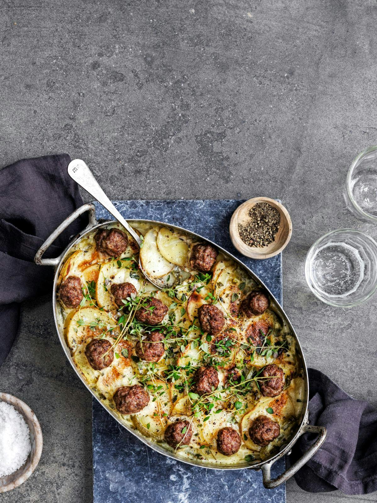 Kartoffelfad med kødboller.