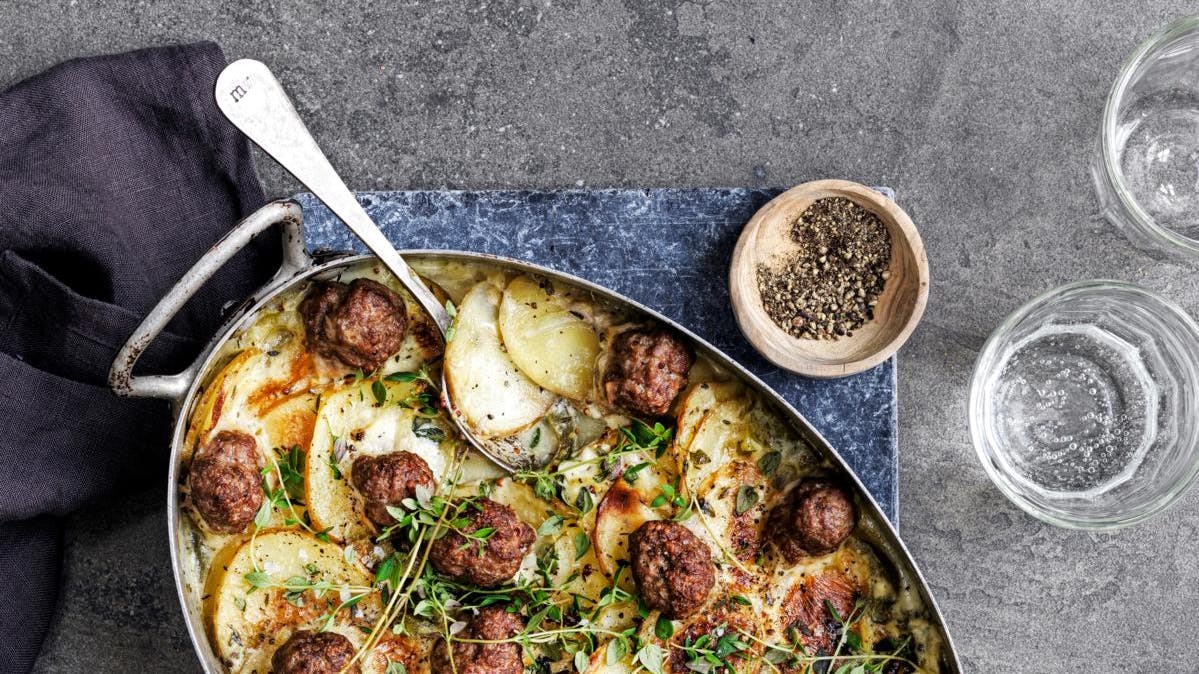 Kartoffelfad med kødboller.