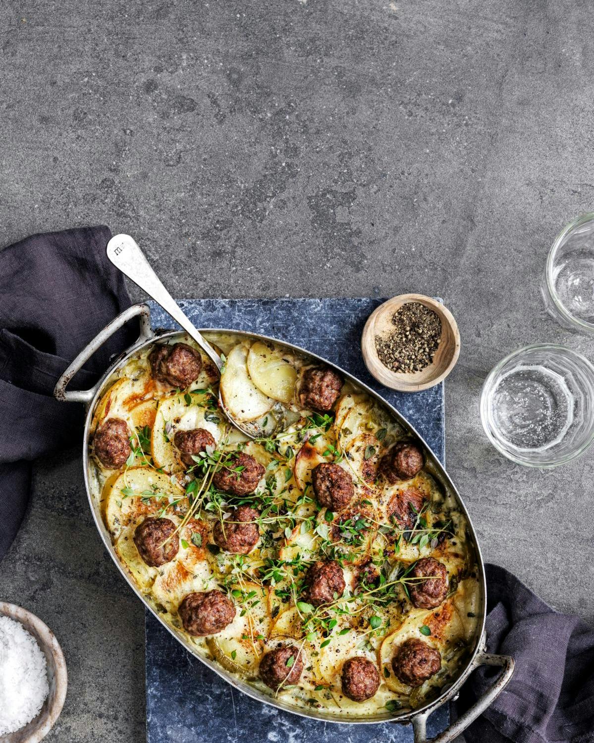 Kartoffelfad med kødboller.