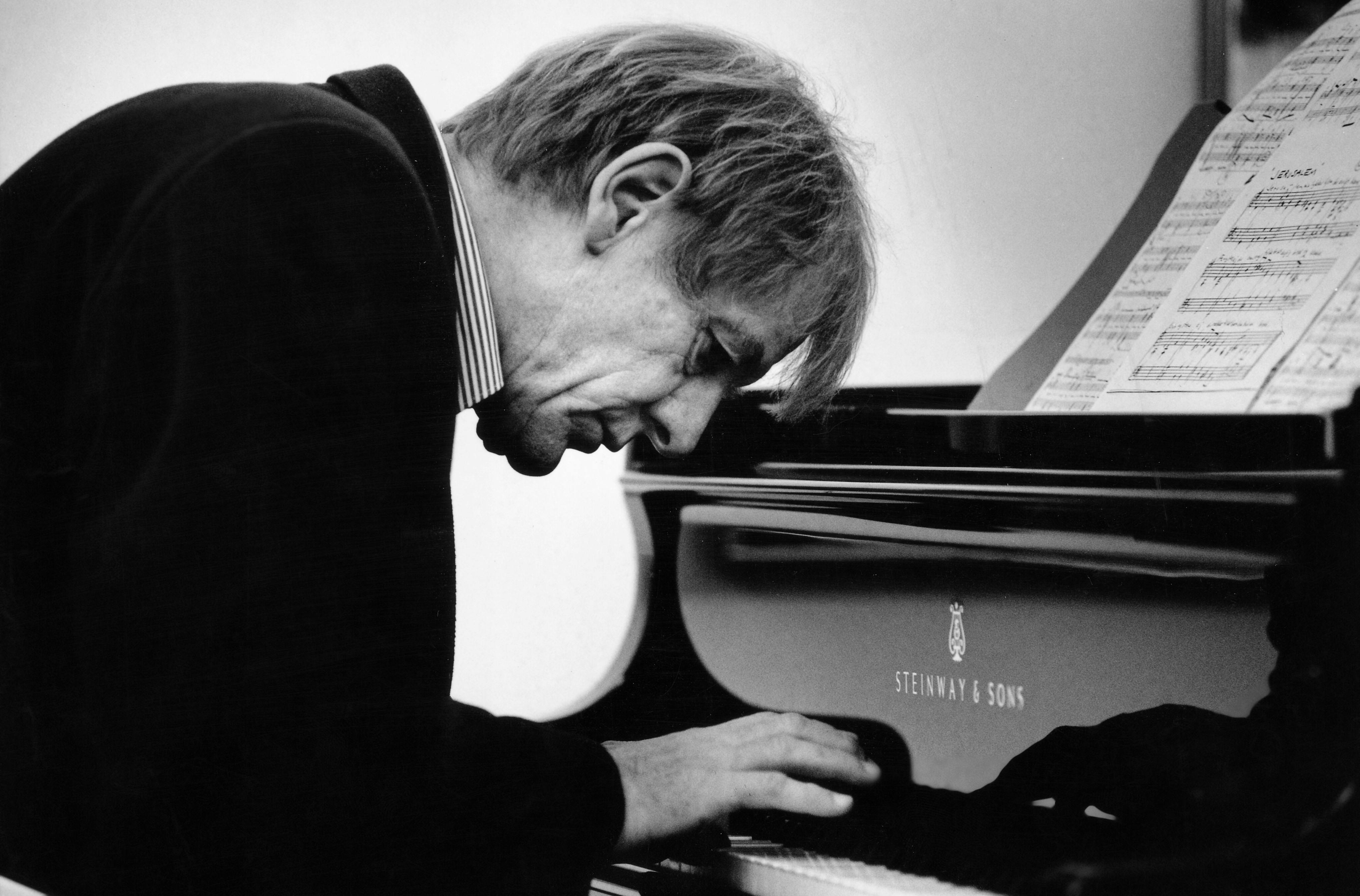 Komponist Per Nørgård ved flygelet.