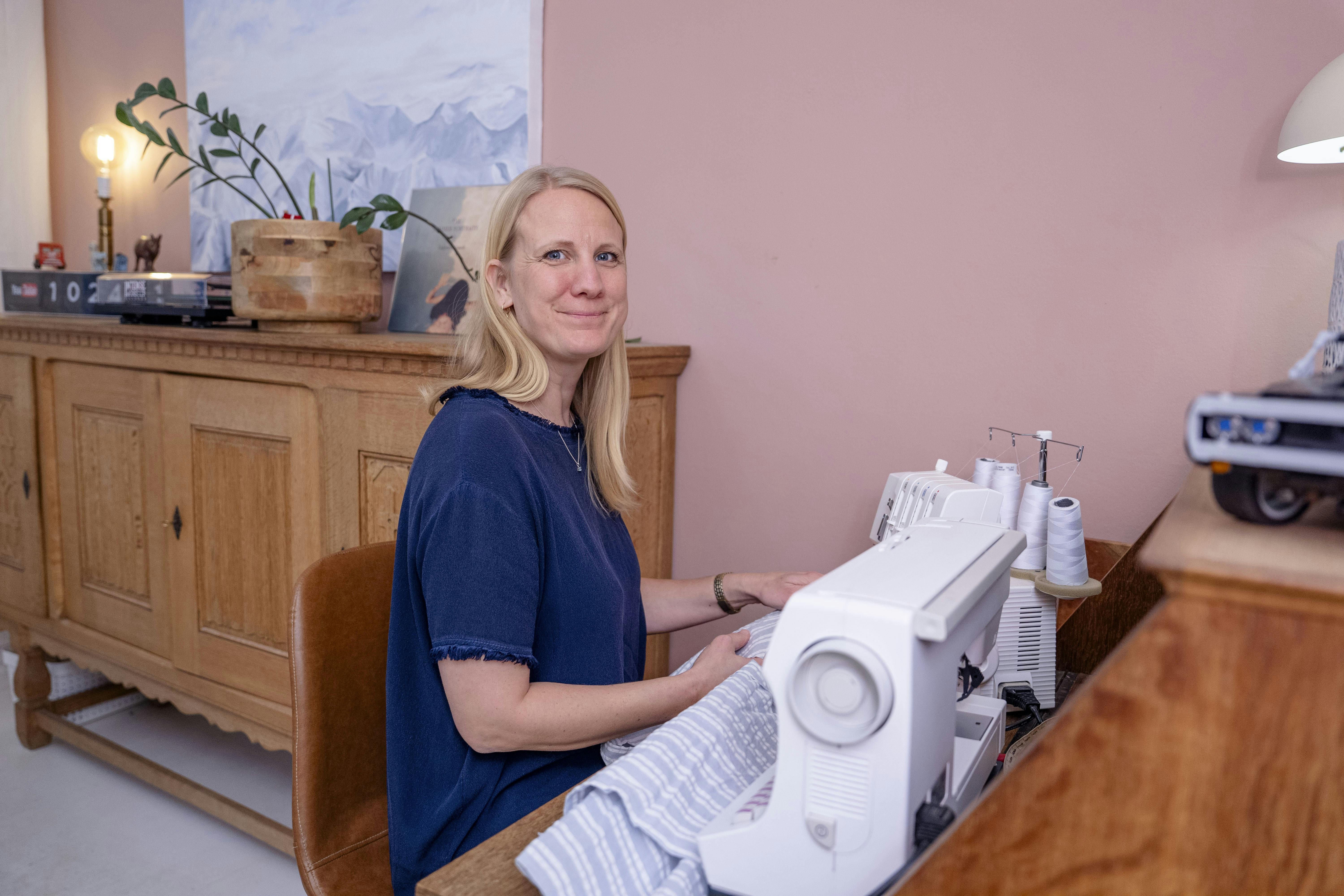 Maria Storgaard ved sin symaskine.