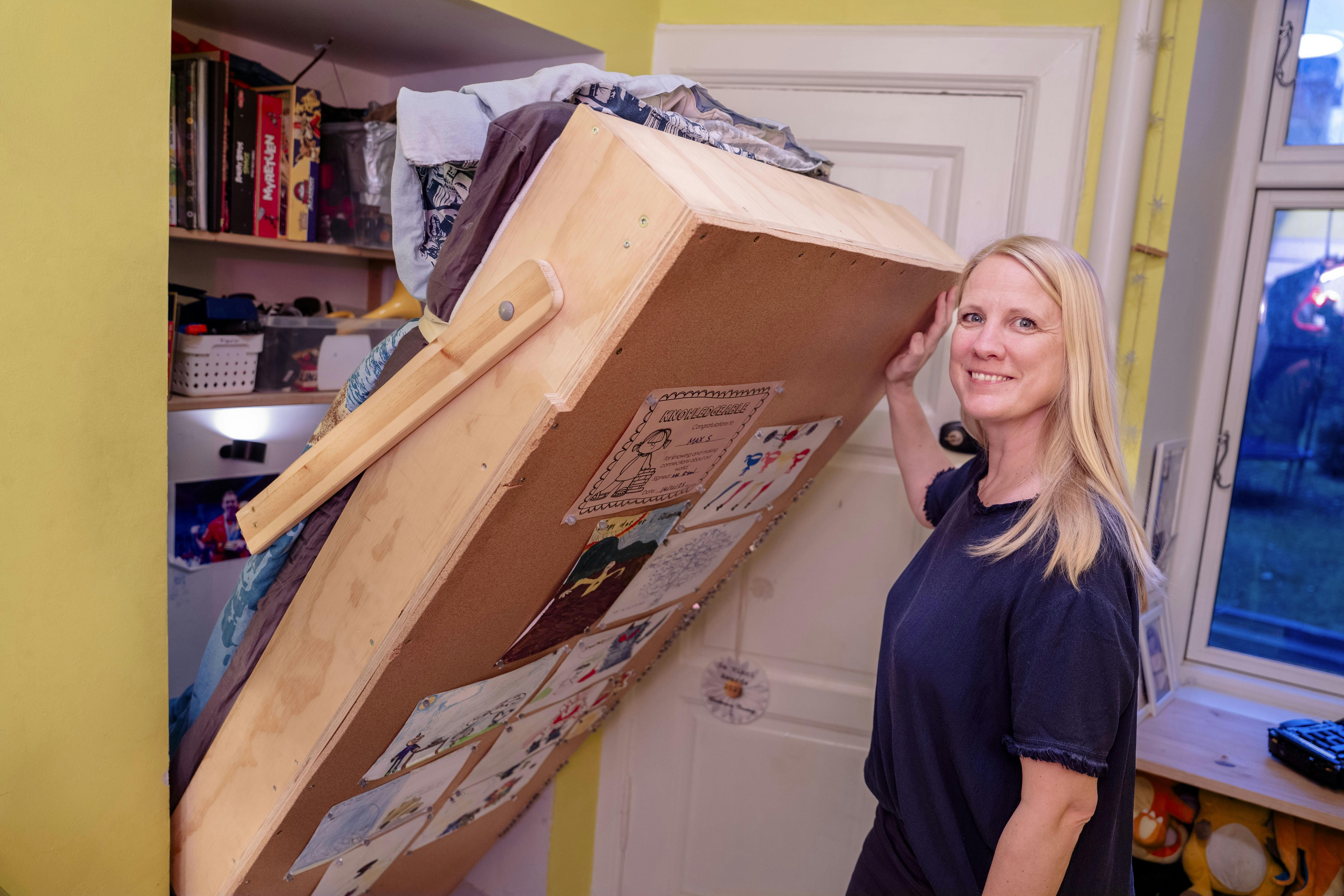 Maria Storgaard foran sønnens seng