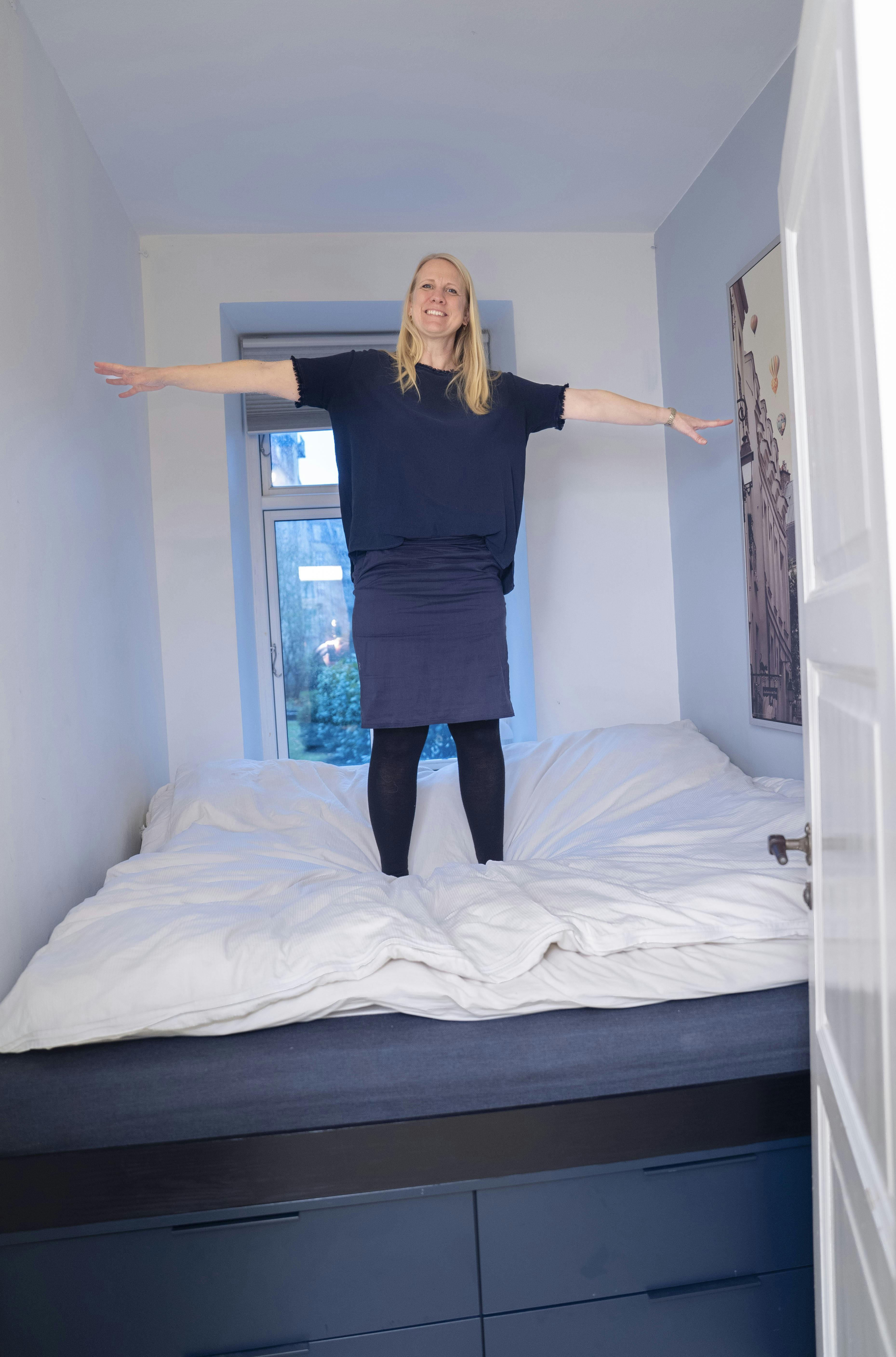 Sengen fylder hele karnappen i lejligheden, der ligger i Aarhus C.