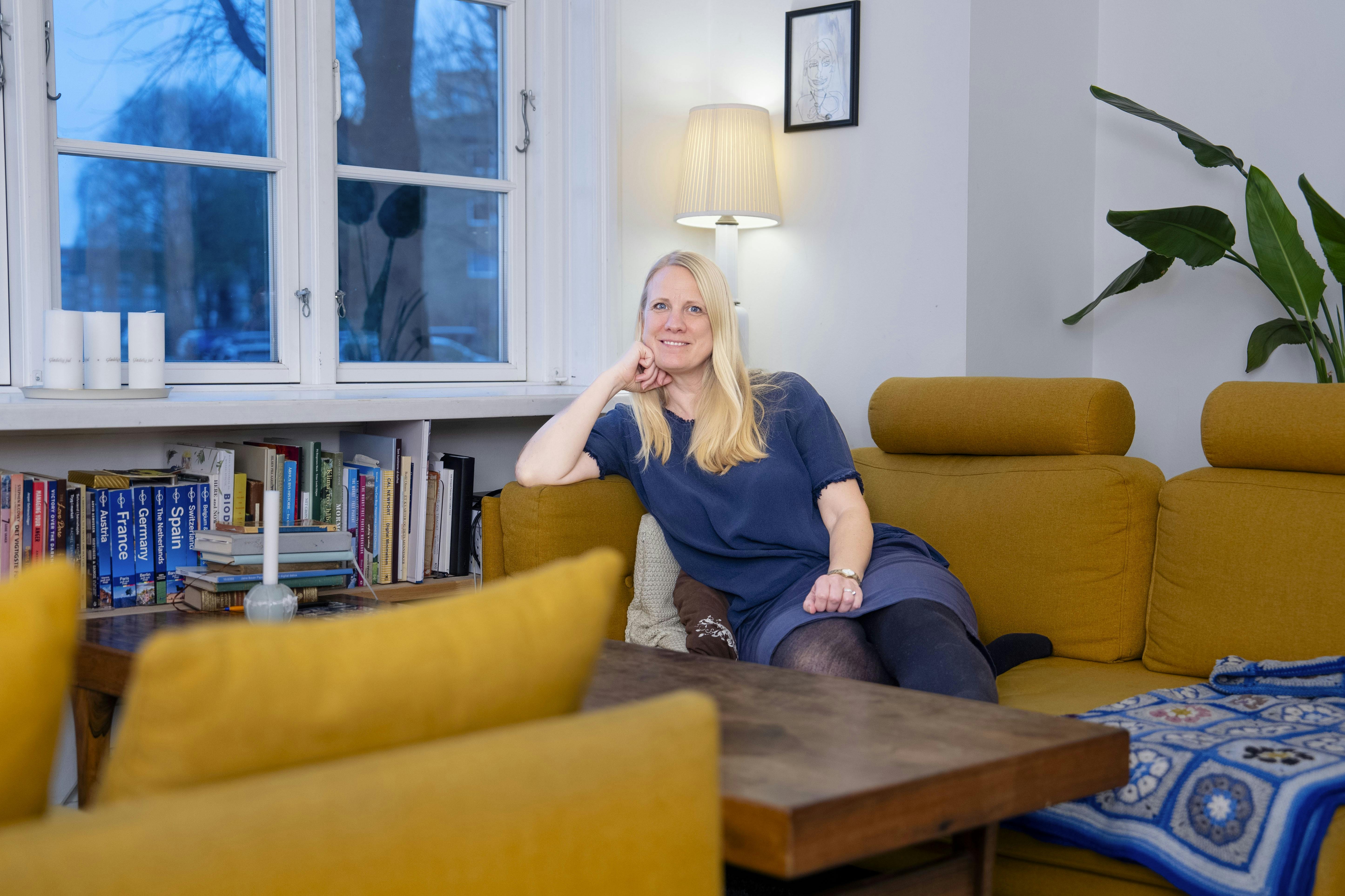 Maria Storgaard i sin sofa.