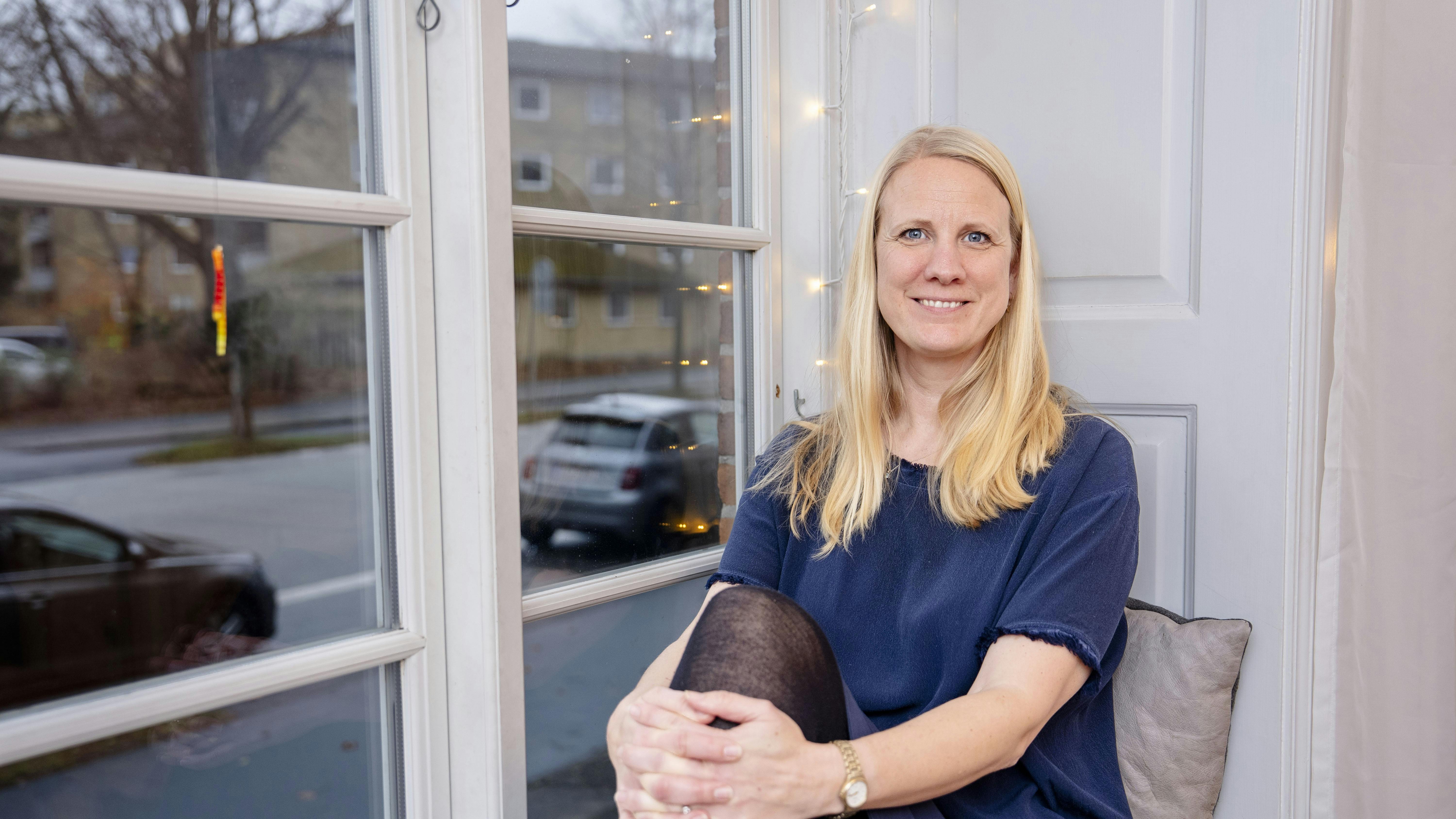 Maria Storgaard i vinduet i sin lejlighed.