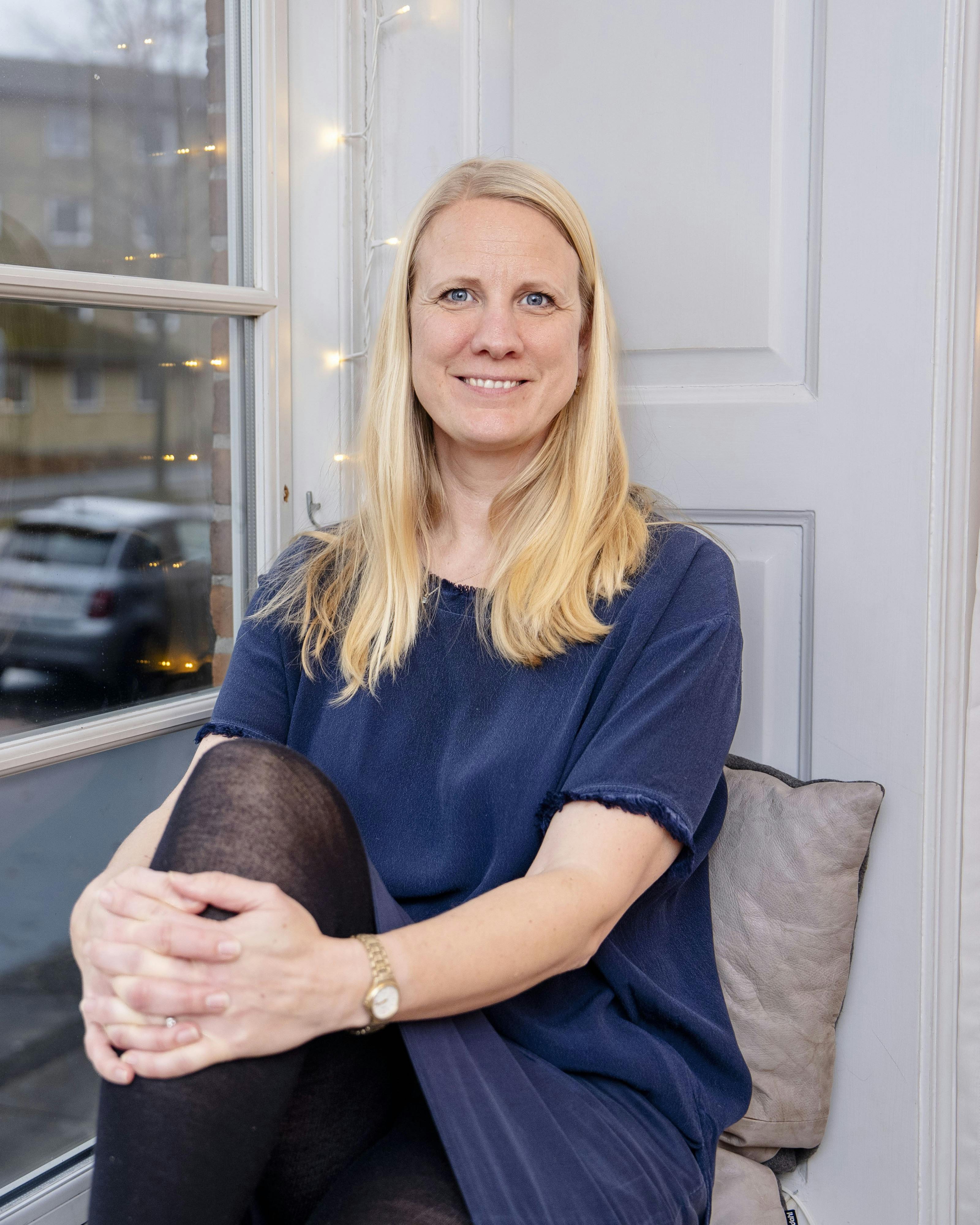 Maria Storgaard i vinduet i sin lejlighed.