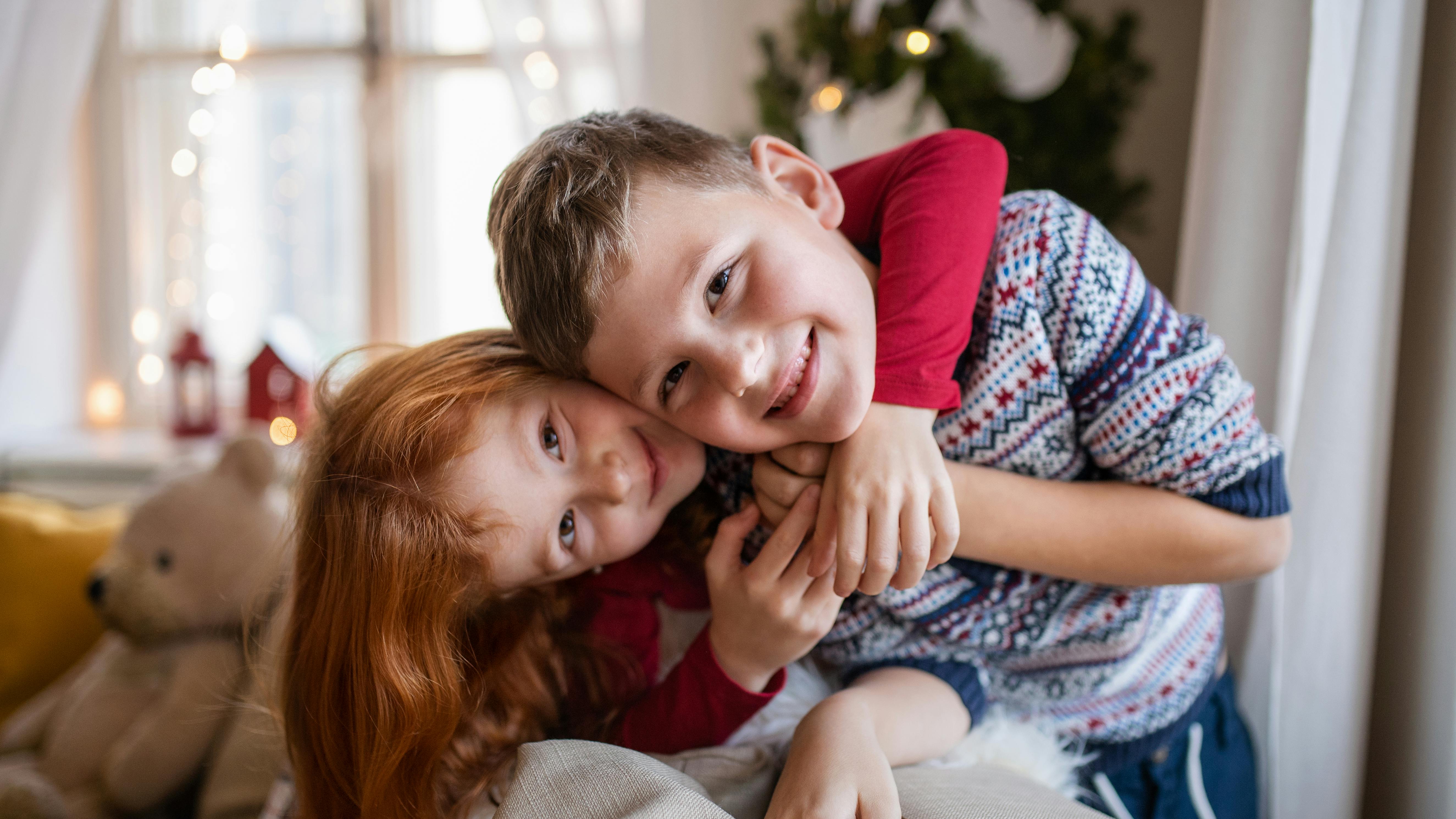 Børn, der krammer juleaften