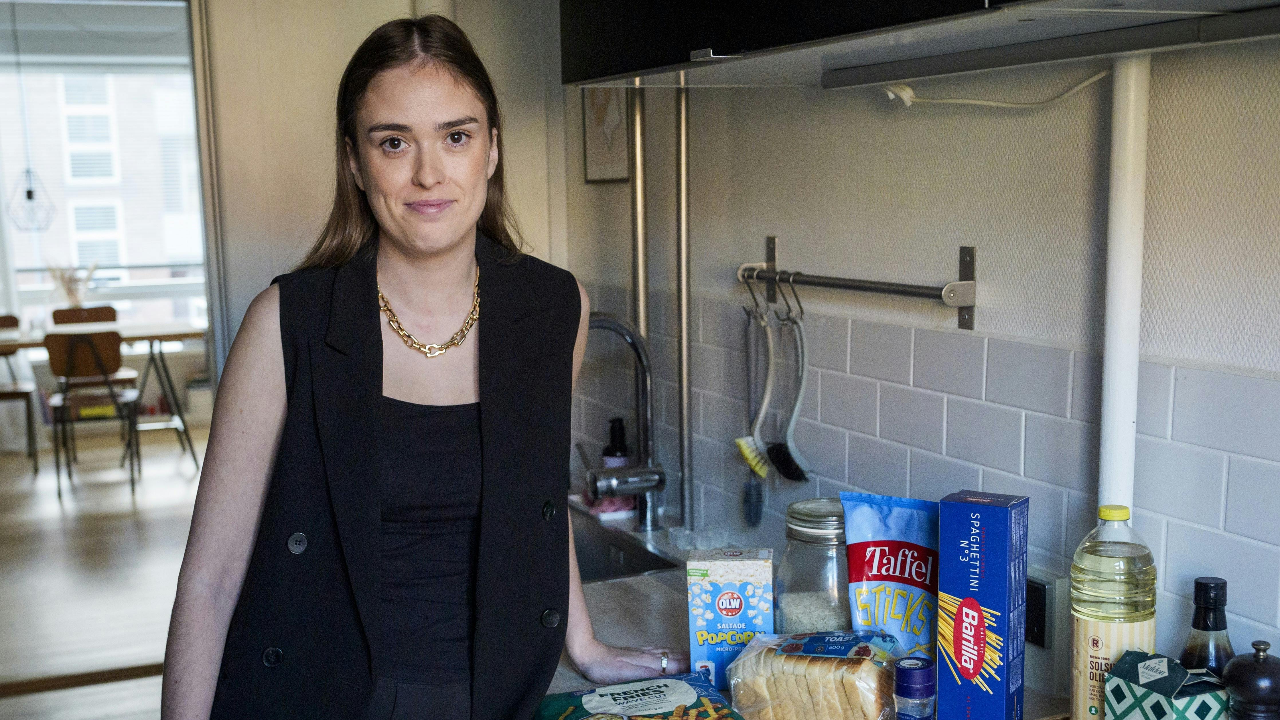 Emilie Pedersen står i sit hjem med det mad, hun kun kan spise