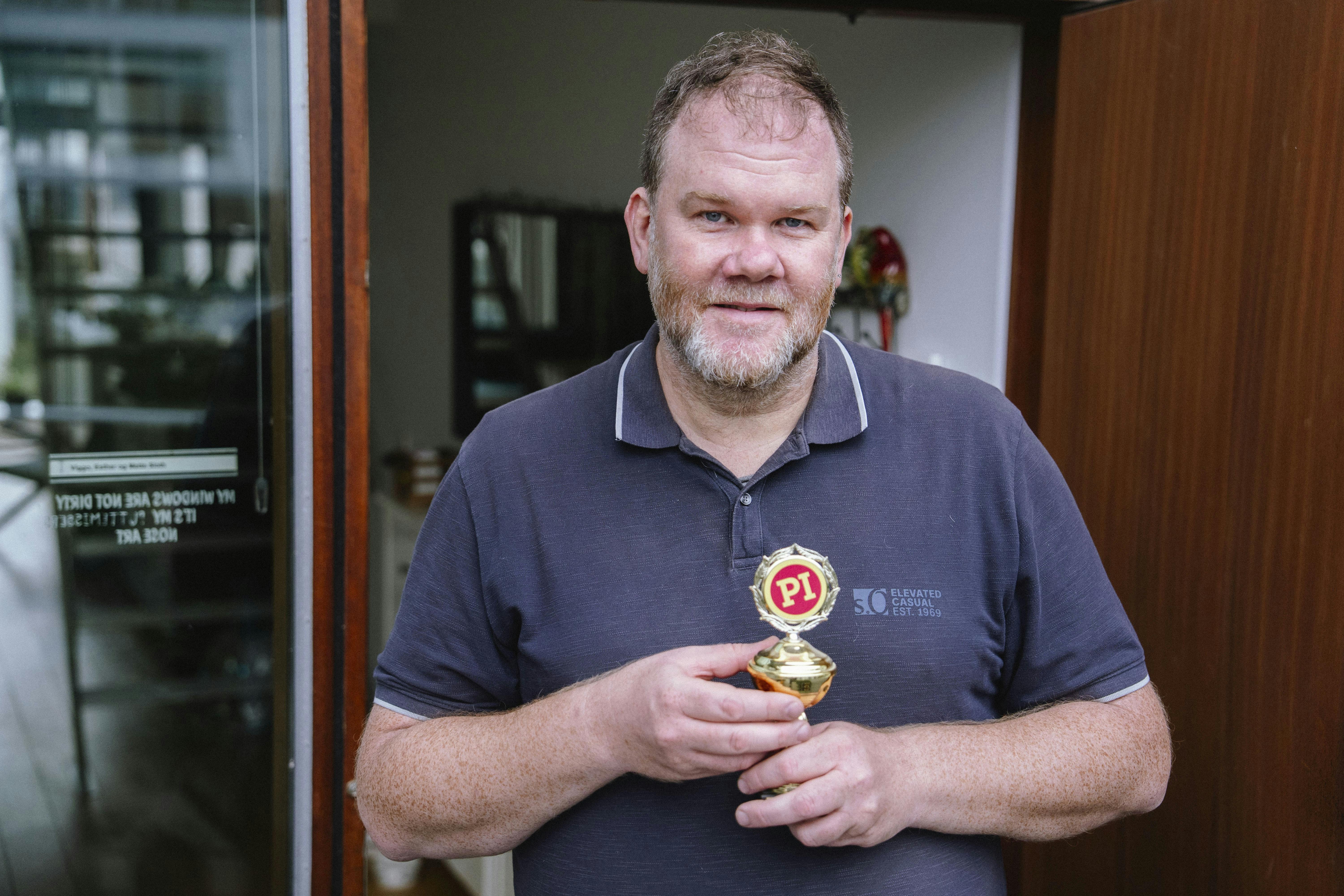 Lars kan kalde sig dobbelt verdensmester i pi-disciplinen Everest, her med pokal.. 