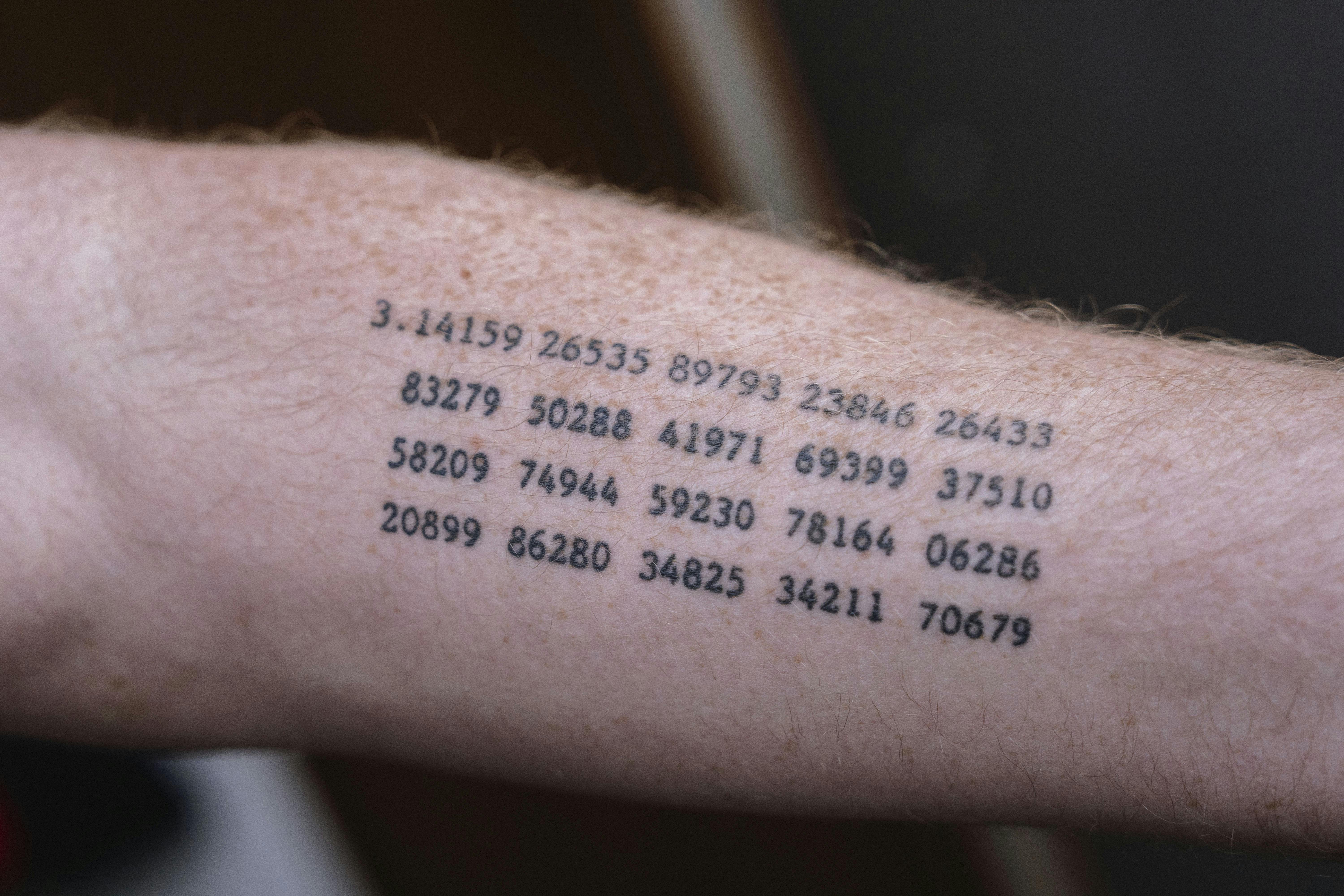 Pi-talrækker er tatoveret på Lars Christiansens arm. 