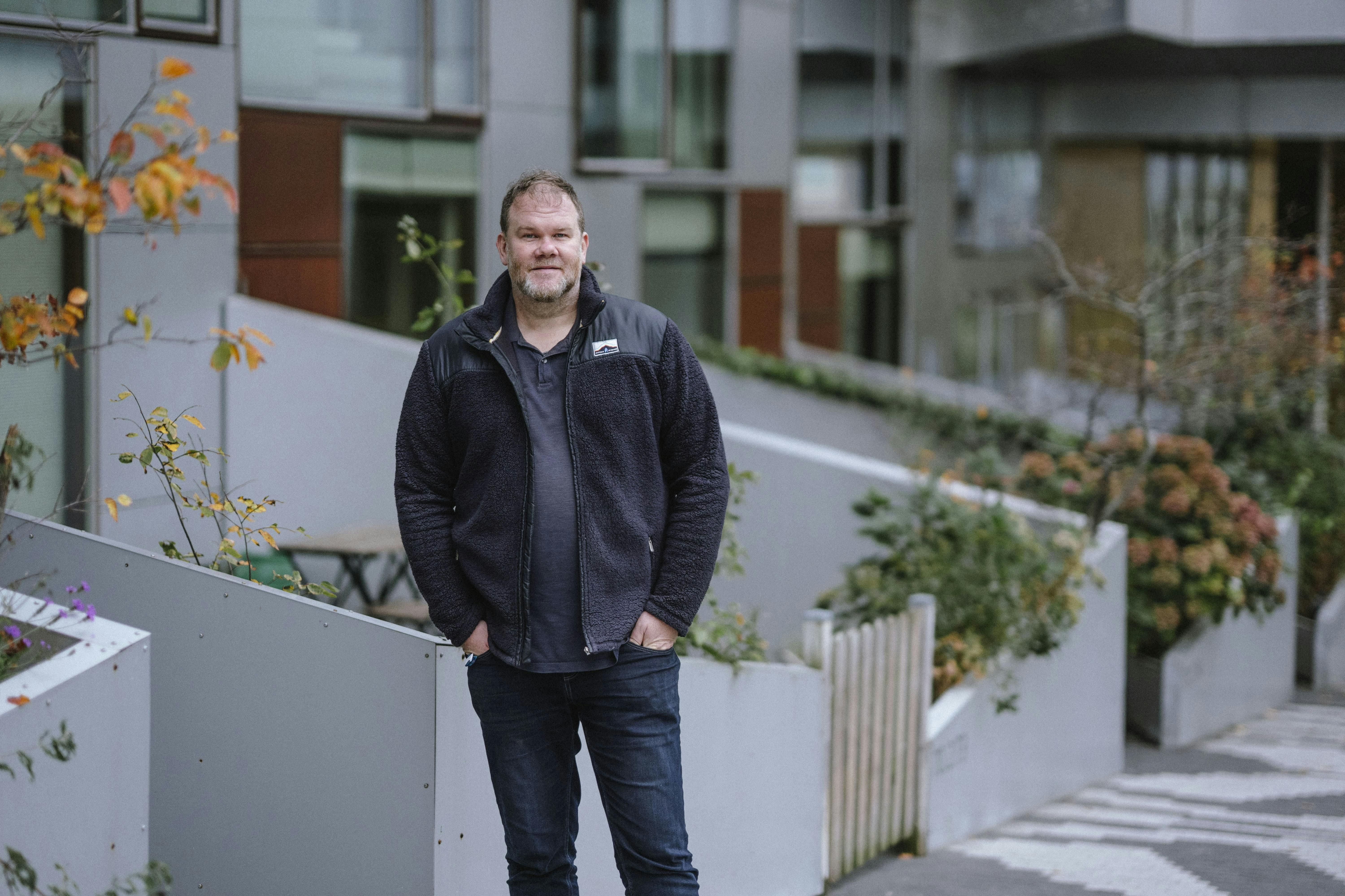 Lars Christiansen uden for sin kærestes lejlighed. 