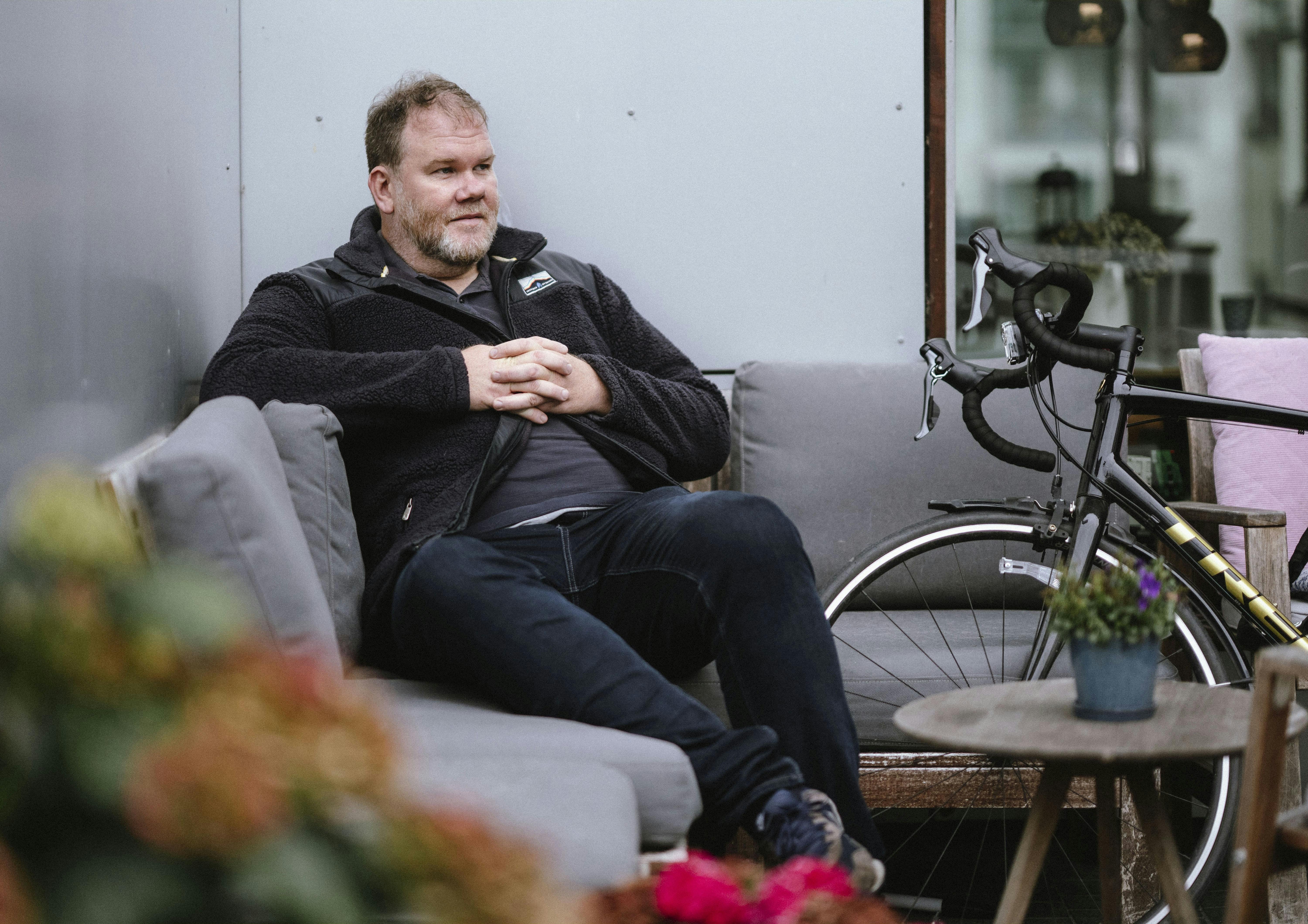 Lars Christiansen uden for ved siden af sin cykel.