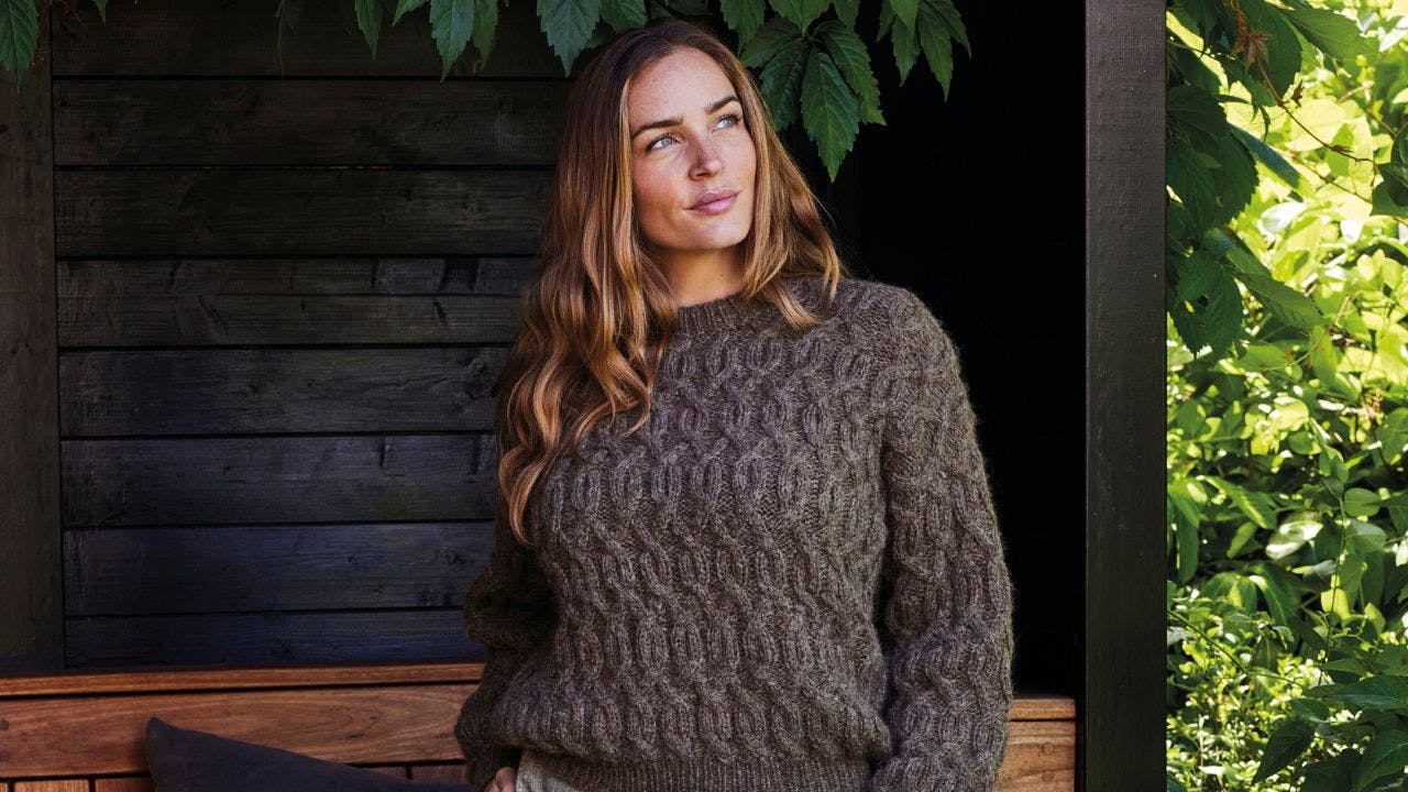 Smuk sweater i en enkelt tråd med snoninger