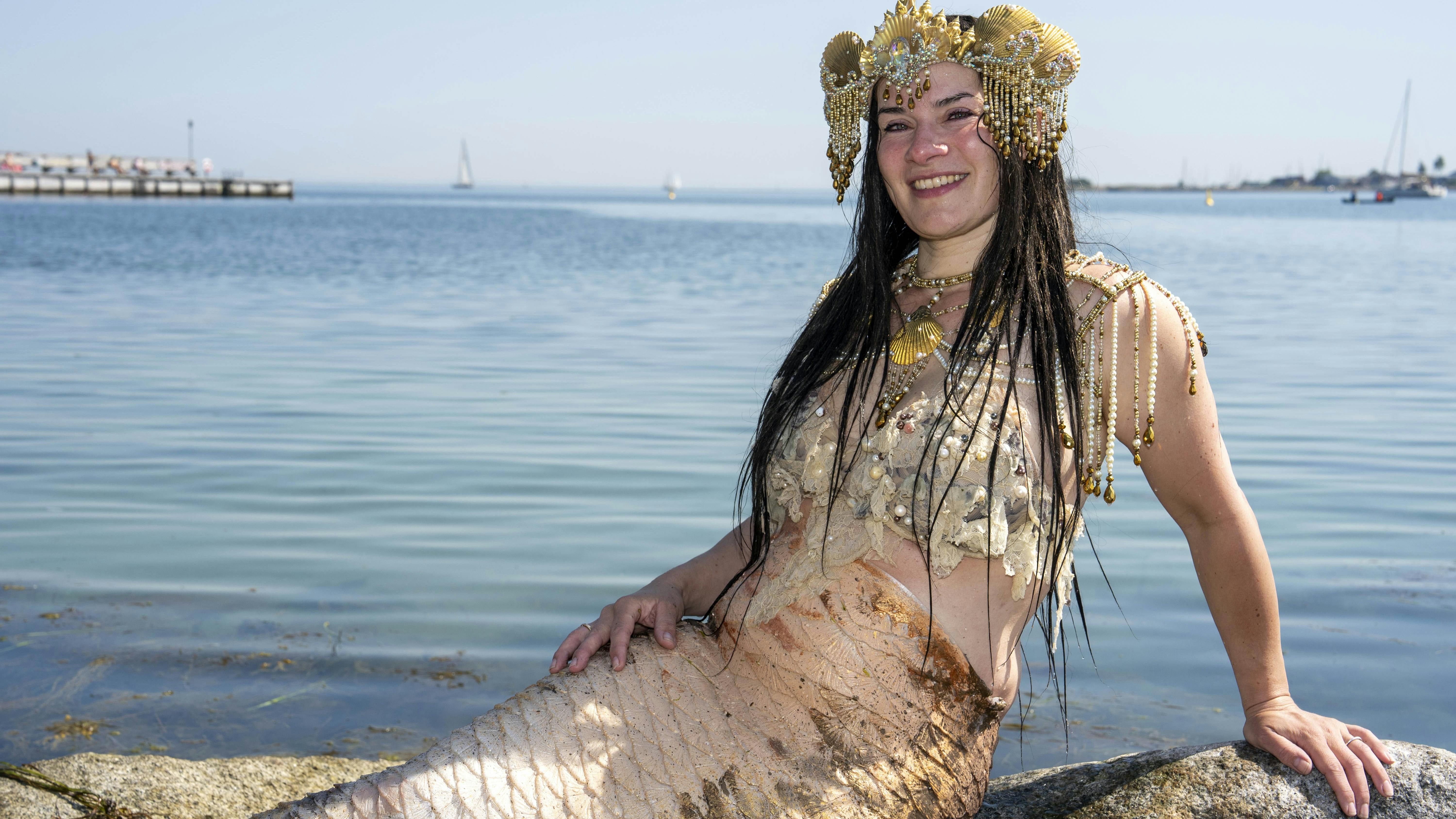 Lige siden Karin Prehst Lund Madsen kunne kravle, har hun søgt mod havet. Nu har hun skrevet en bog til andre, som også gerne vil være havfrue. ”Sådan bliver du en havfrue,” udkom i maj 2024 hos Gyldendal.