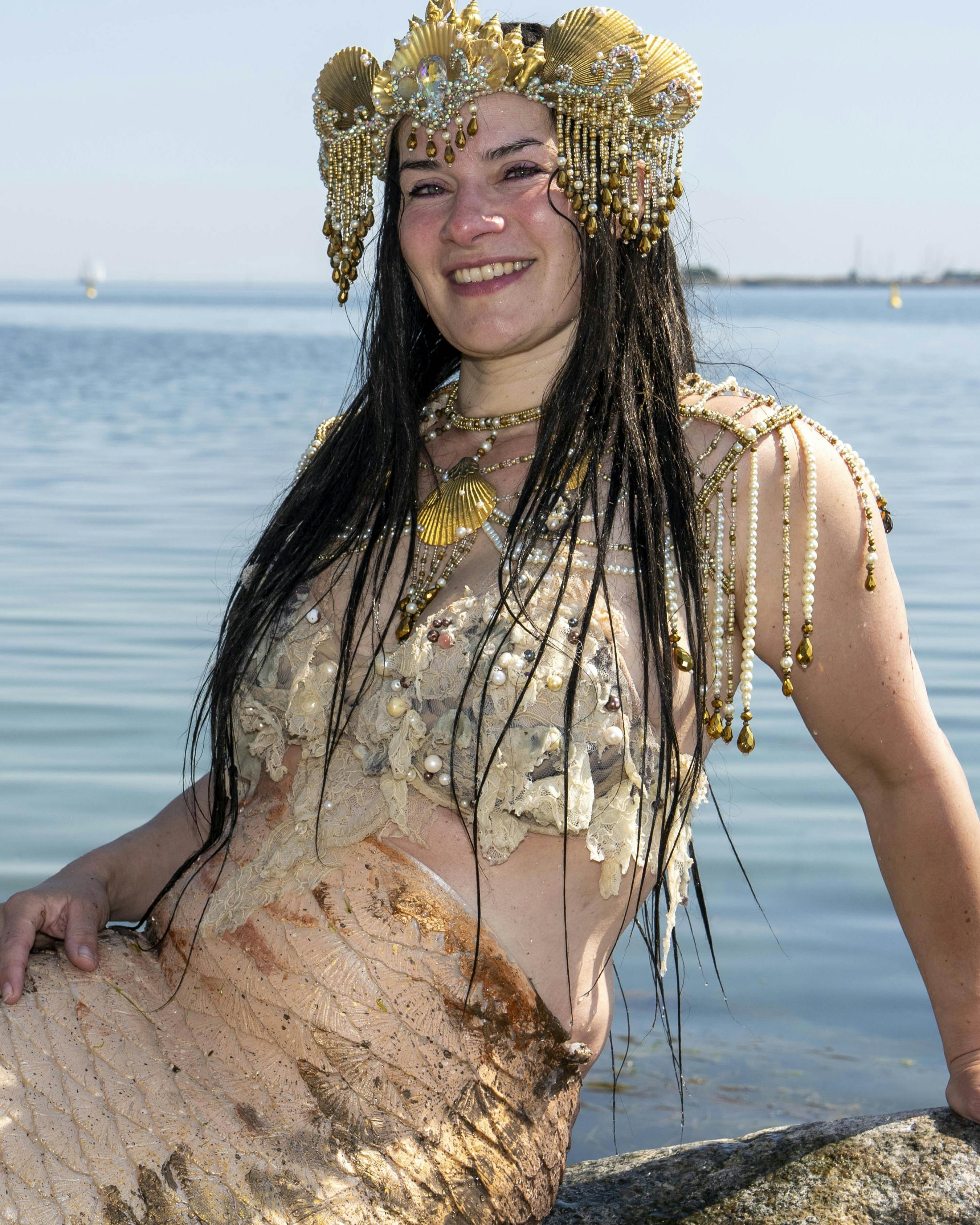 Karin, som er havfrue, sidder ved vandet