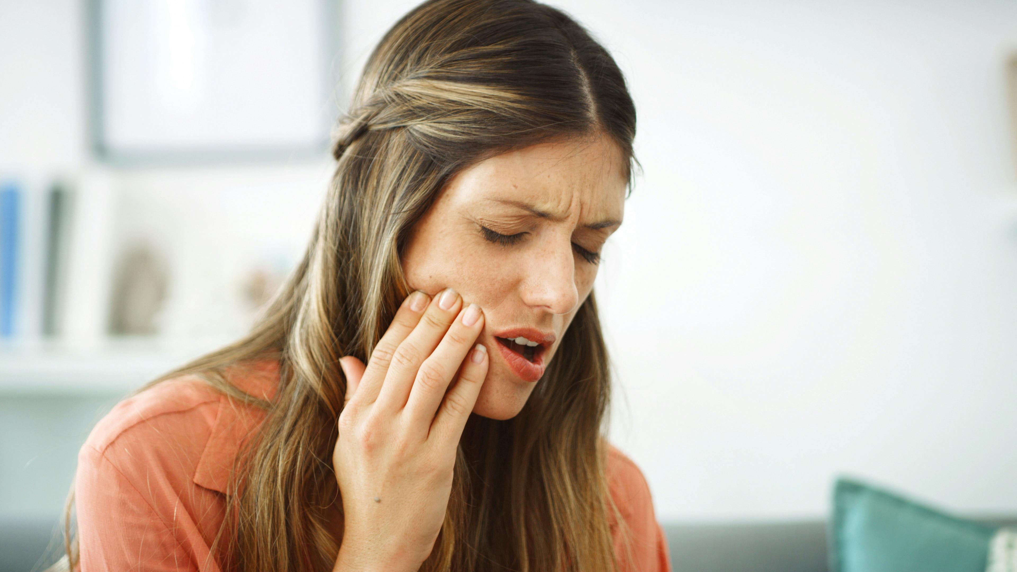 Kvinde med smerter i kinden