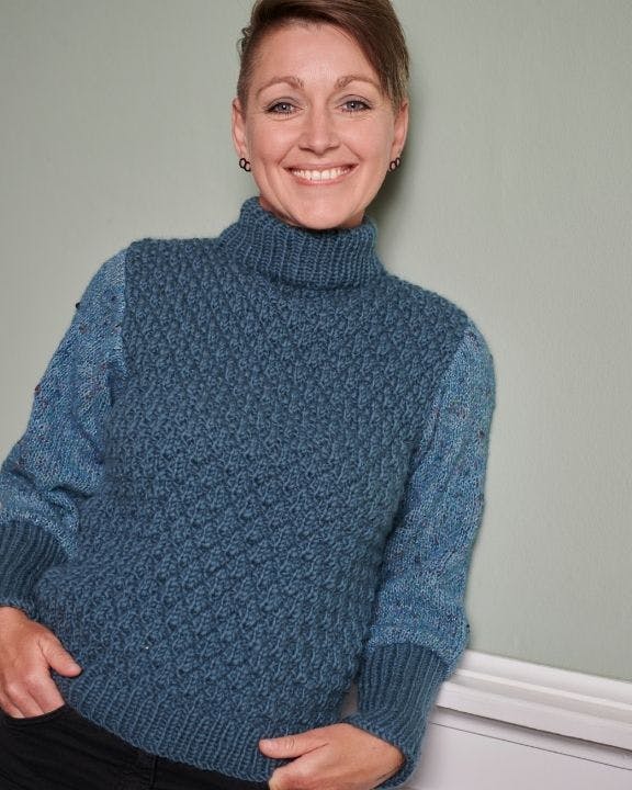 Flot blå strikket sweater med kontrast