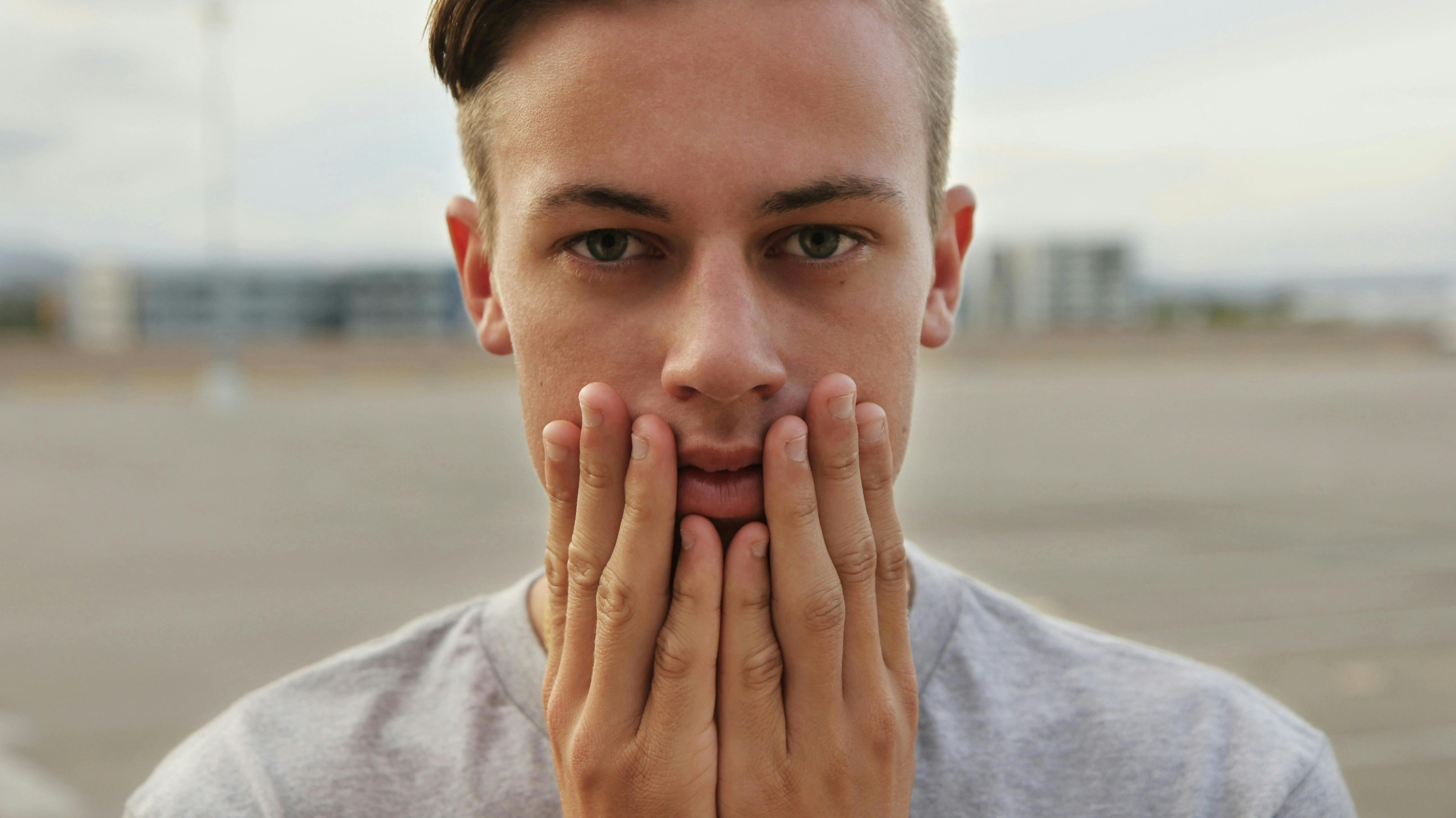 Teenager med cyste på læben